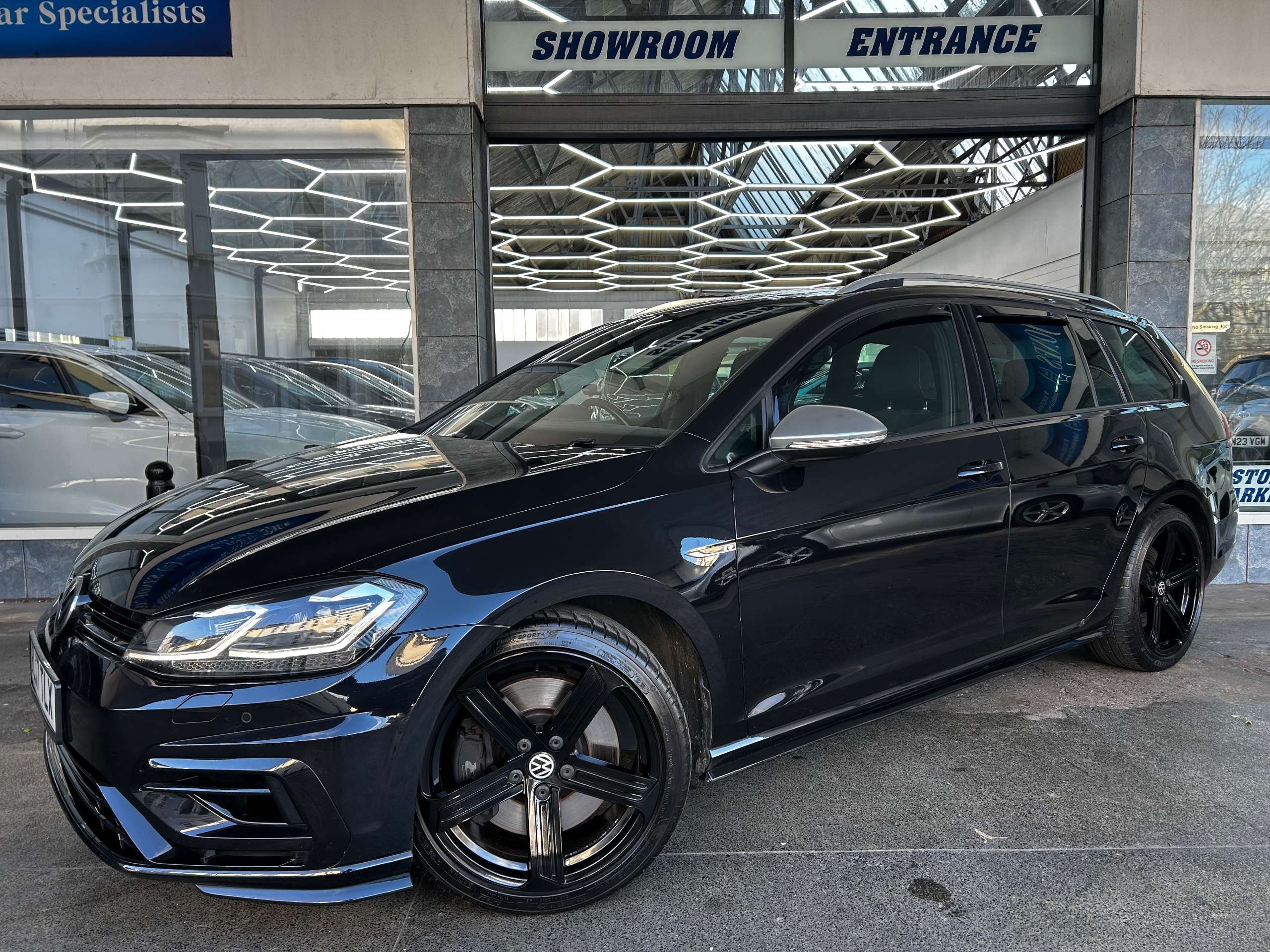 A 2017 VOLKSWAGEN GOLF 2.0 TSI BlueMotion Tech R Estate Petrol DSG 4Motion Euro 6 (s/s) (310 ps) 5dr A 2017 VOLKSWAGEN GOLF 2.0 TSI BlueMotion Tech R Estate Petrol DSG 4Motion Euro 6 (s/s) (310 ps) 5dr