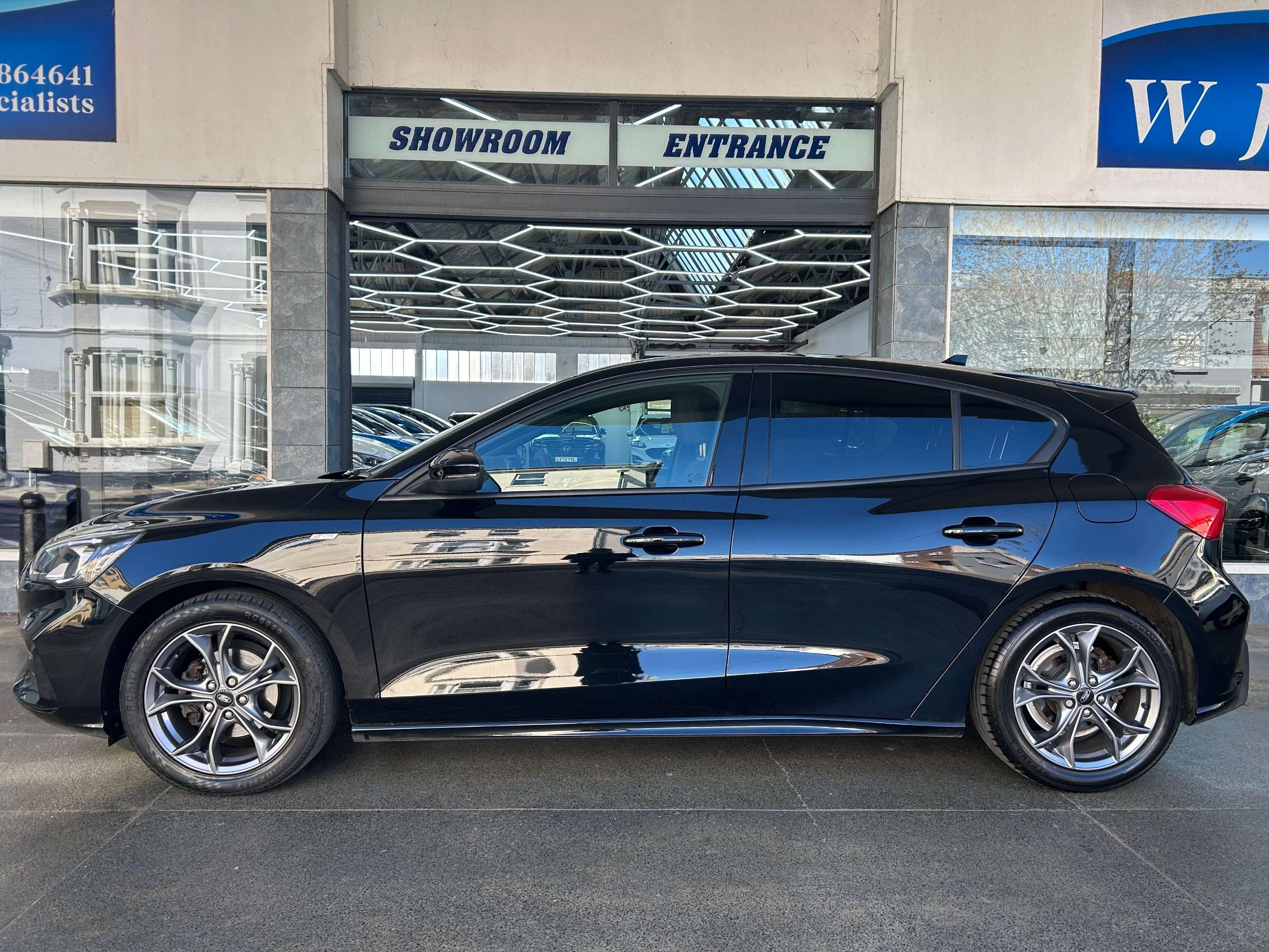 A 2021 FORD FOCUS 1.0T EcoBoost MHEV ST-Line Edition Hatchback Petrol Manual Euro 6 (s/s) (125 ps) 5dr A 2021 FORD FOCUS 1.0T EcoBoost MHEV ST-Line Edition Hatchback Petrol Manual Euro 6 (s/s) (125 ps) 5dr