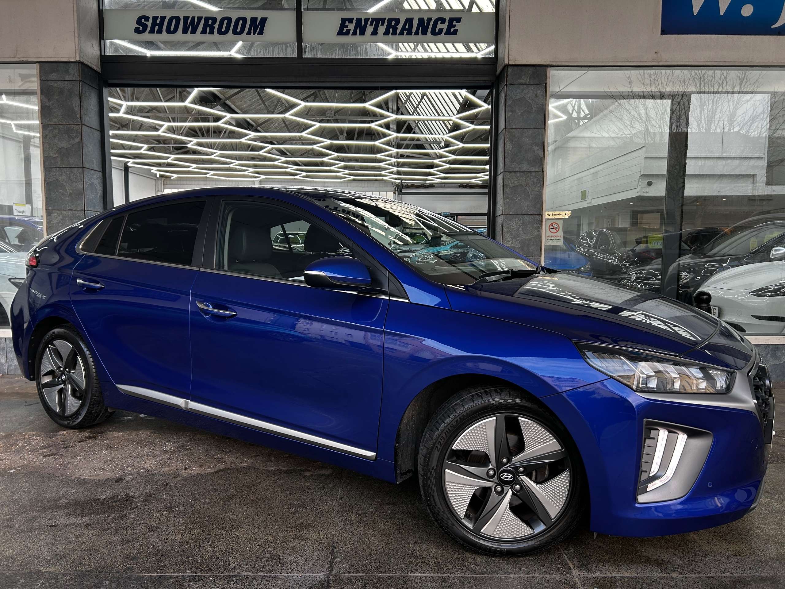 A 2022 HYUNDAI IONIQ 1.6 h-GDi Premium SE Hatchback Petrol Hybrid DCT Euro 6 (s/s) (141 ps) 5dr A 2022 HYUNDAI IONIQ 1.6 h-GDi Premium SE Hatchback Petrol Hybrid DCT Euro 6 (s/s) (141 ps) 5dr