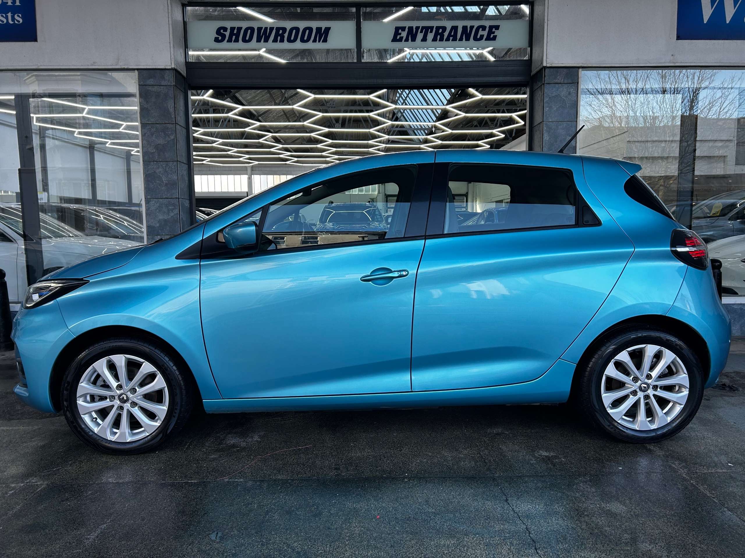 A 2021 RENAULT ZOE R135 EV50 52kWh Iconic Hatchback Electric Auto (Rapid Charge) (134 bhp) 5dr A 2021 RENAULT ZOE R135 EV50 52kWh Iconic Hatchback Electric Auto (Rapid Charge) (134 bhp) 5dr