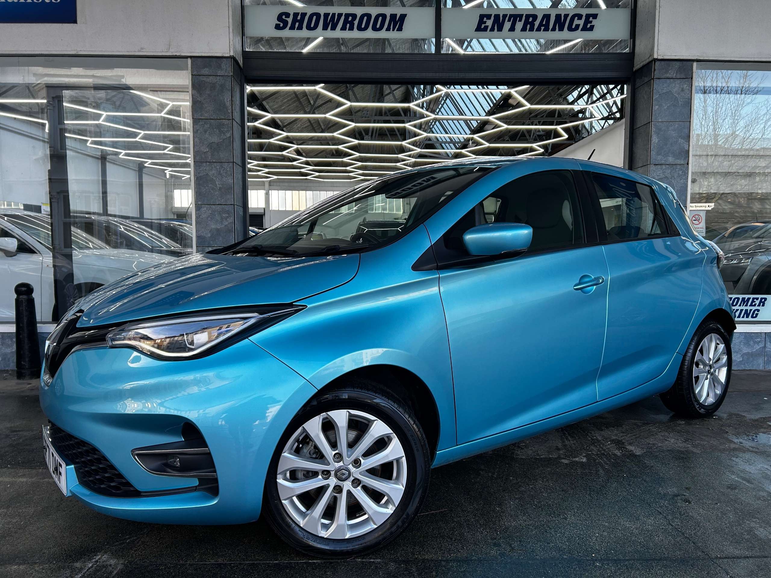 A 2021 RENAULT ZOE R135 EV50 52kWh Iconic Hatchback Electric Auto (Rapid Charge) (134 bhp) 5dr A 2021 RENAULT ZOE R135 EV50 52kWh Iconic Hatchback Electric Auto (Rapid Charge) (134 bhp) 5dr