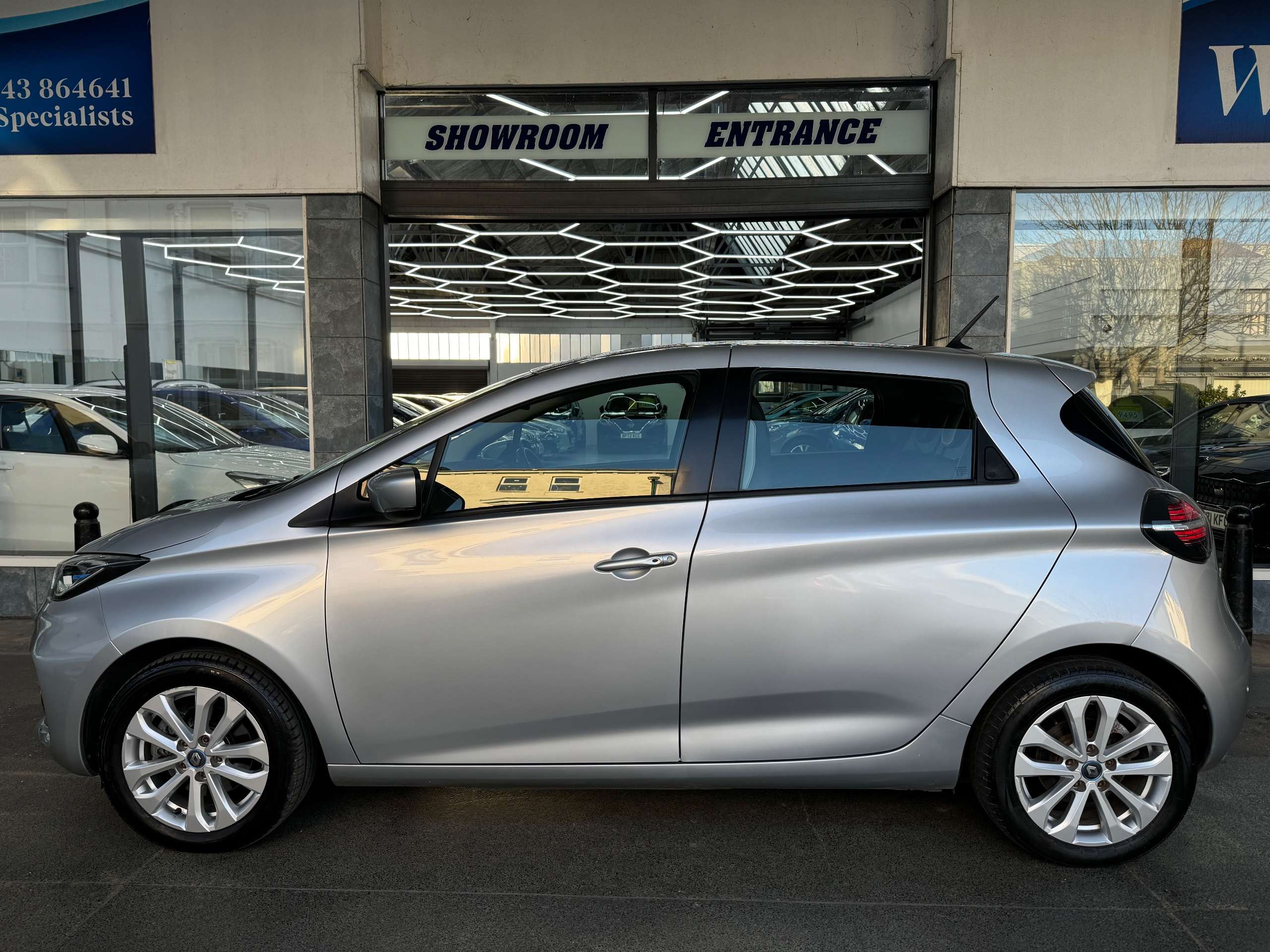 A 2021 RENAULT ZOE R110 52kWh Iconic Hatchback Electric Auto (i, Rapid Charge) (107 bhp) 5dr A 2021 RENAULT ZOE R110 52kWh Iconic Hatchback Electric Auto (i, Rapid Charge) (107 bhp) 5dr