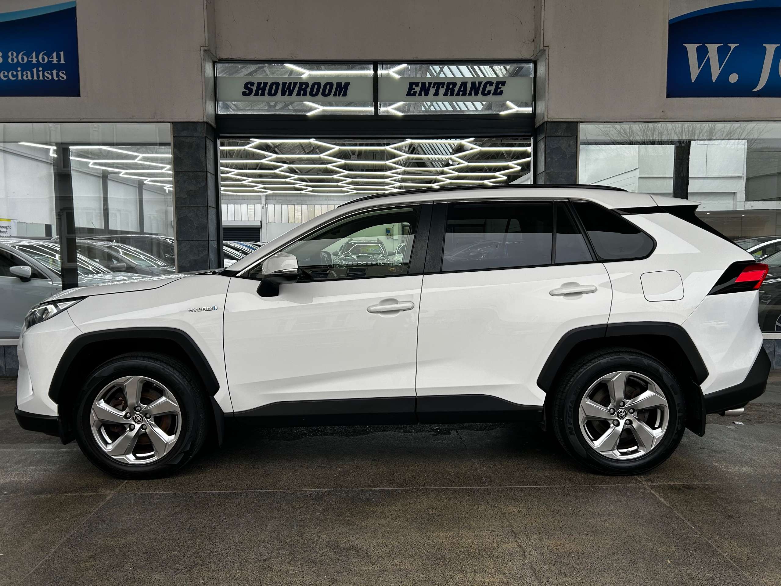 A 2021 TOYOTA RAV4 2.5 VVT-h GPF Design SUV Petrol Hybrid CVT 4WD Euro 6 (s/s) (222 ps) 5dr A 2021 TOYOTA RAV4 2.5 VVT-h GPF Design SUV Petrol Hybrid CVT 4WD Euro 6 (s/s) (222 ps) 5dr