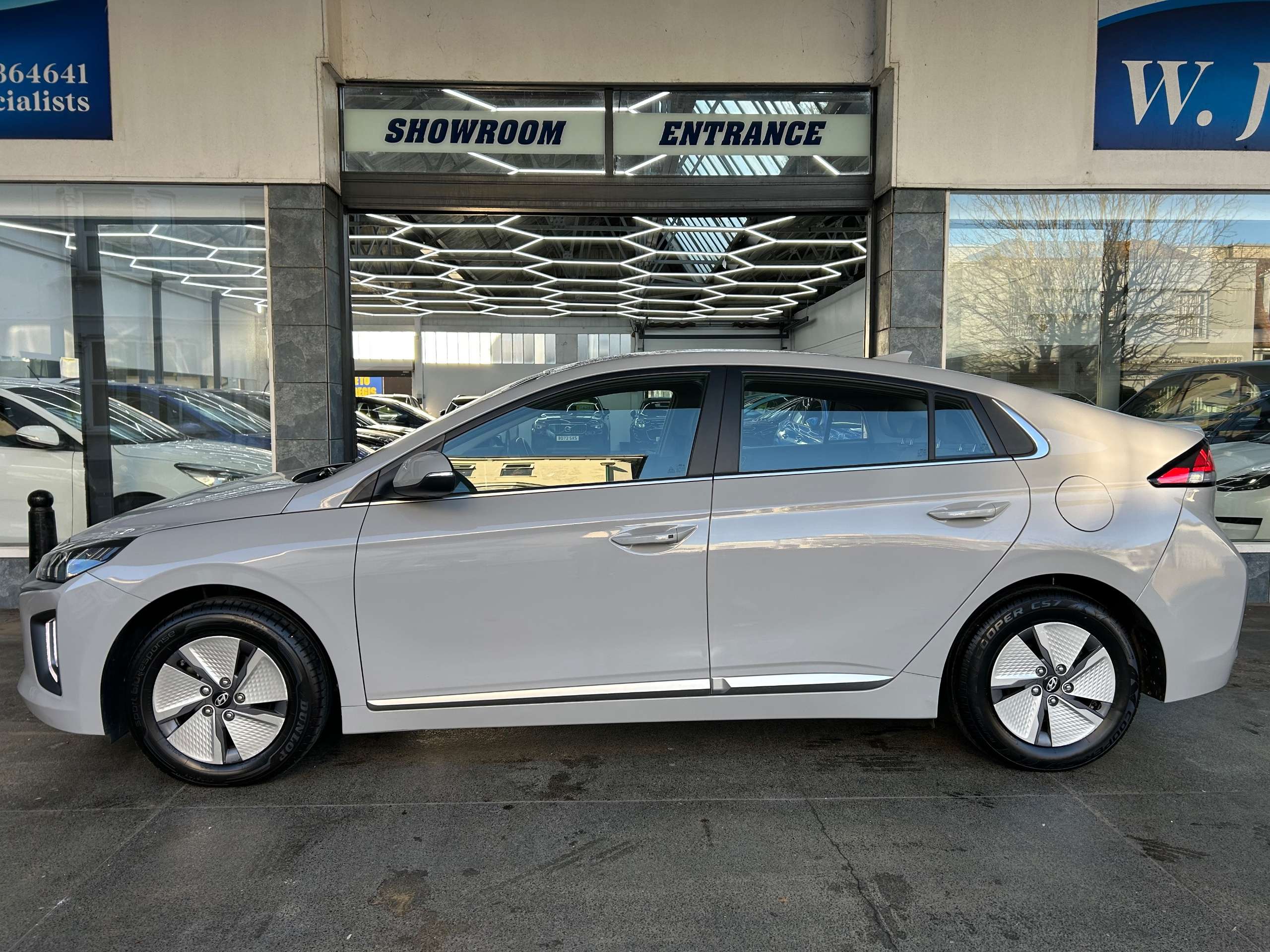 A 2021 HYUNDAI IONIQ 1.6 h-GDi Premium Hatchback Petrol Hybrid DCT Euro 6 (s/s) (141 ps) 5dr A 2021 HYUNDAI IONIQ 1.6 h-GDi Premium Hatchback Petrol Hybrid DCT Euro 6 (s/s) (141 ps) 5dr