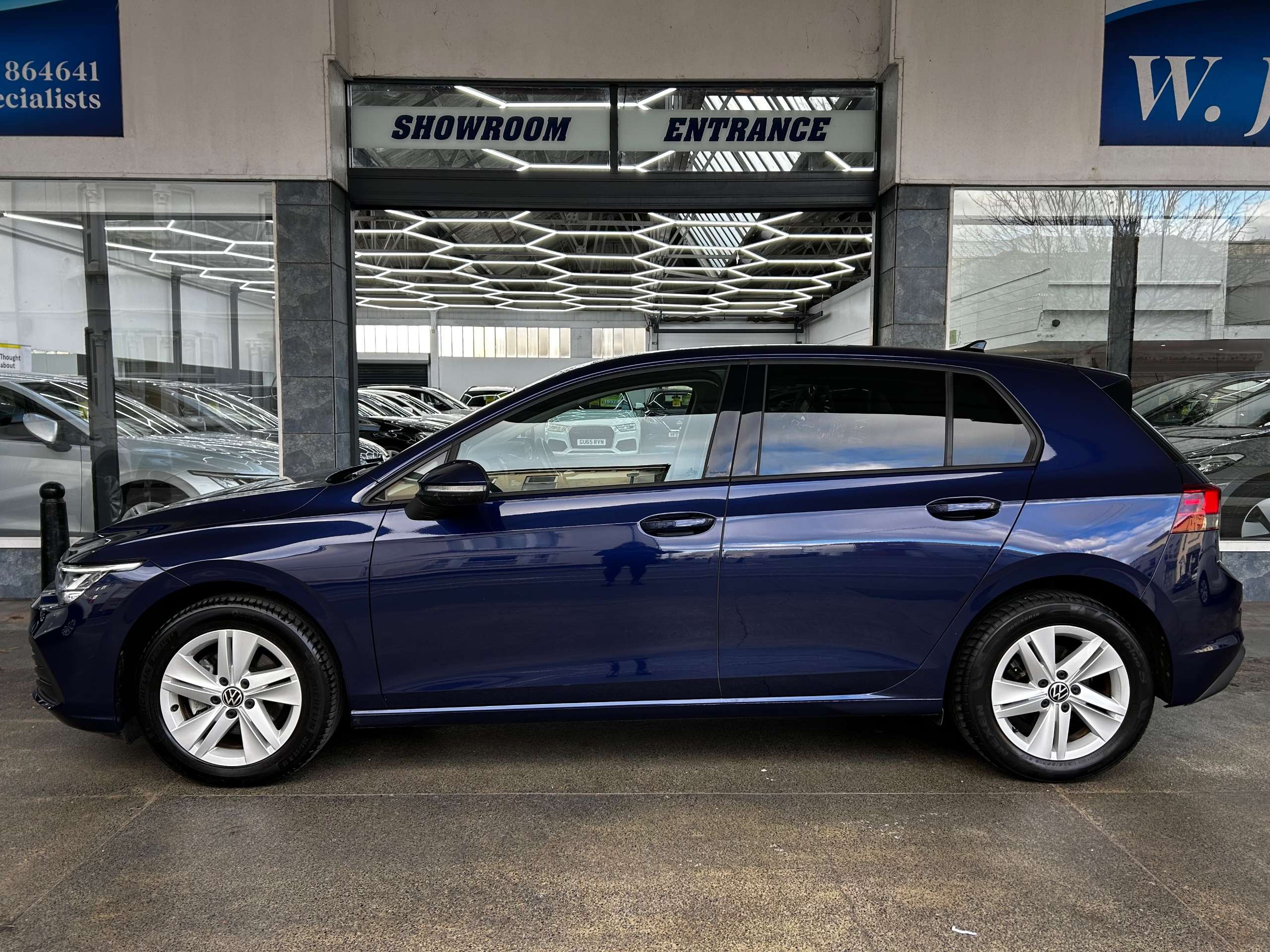 A 2021 VOLKSWAGEN GOLF 1.5 TSI Life Hatchback Petrol Manual Euro 6 (s/s) (130 ps) 5dr A 2021 VOLKSWAGEN GOLF 1.5 TSI Life Hatchback Petrol Manual Euro 6 (s/s) (130 ps) 5dr