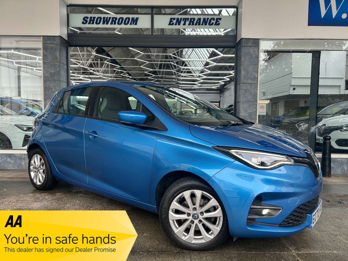 A 2020 RENAULT ZOE R135 52kWh Iconic Hatchback Electric Auto (i) (134 bhp) 5dr A 2020 RENAULT ZOE R135 52kWh Iconic Hatchback Electric Auto (i) (134 bhp) 5dr