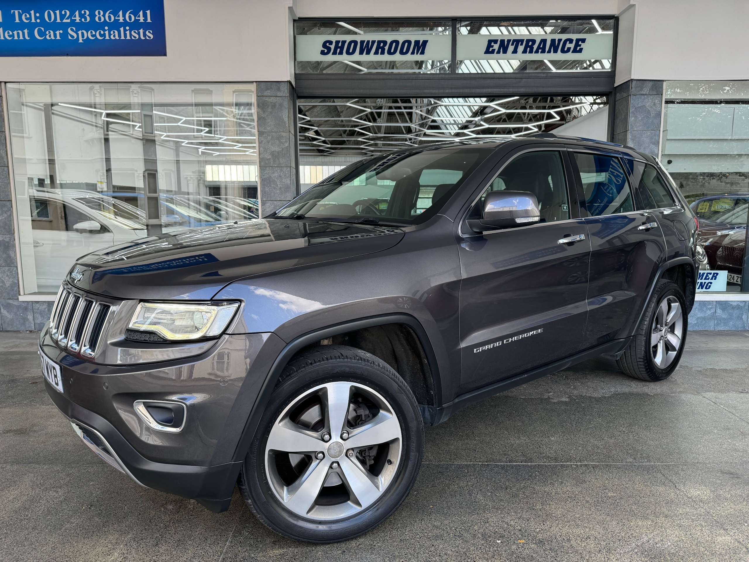 A 2017 JEEP GRAND CHEROKEE 3.0 V6 CRD Limited Plus SUV Diesel Auto 4WD Euro 6 (247 bhp) 5dr A 2017 JEEP GRAND CHEROKEE 3.0 V6 CRD Limited Plus SUV Diesel Auto 4WD Euro 6 (247 bhp) 5dr