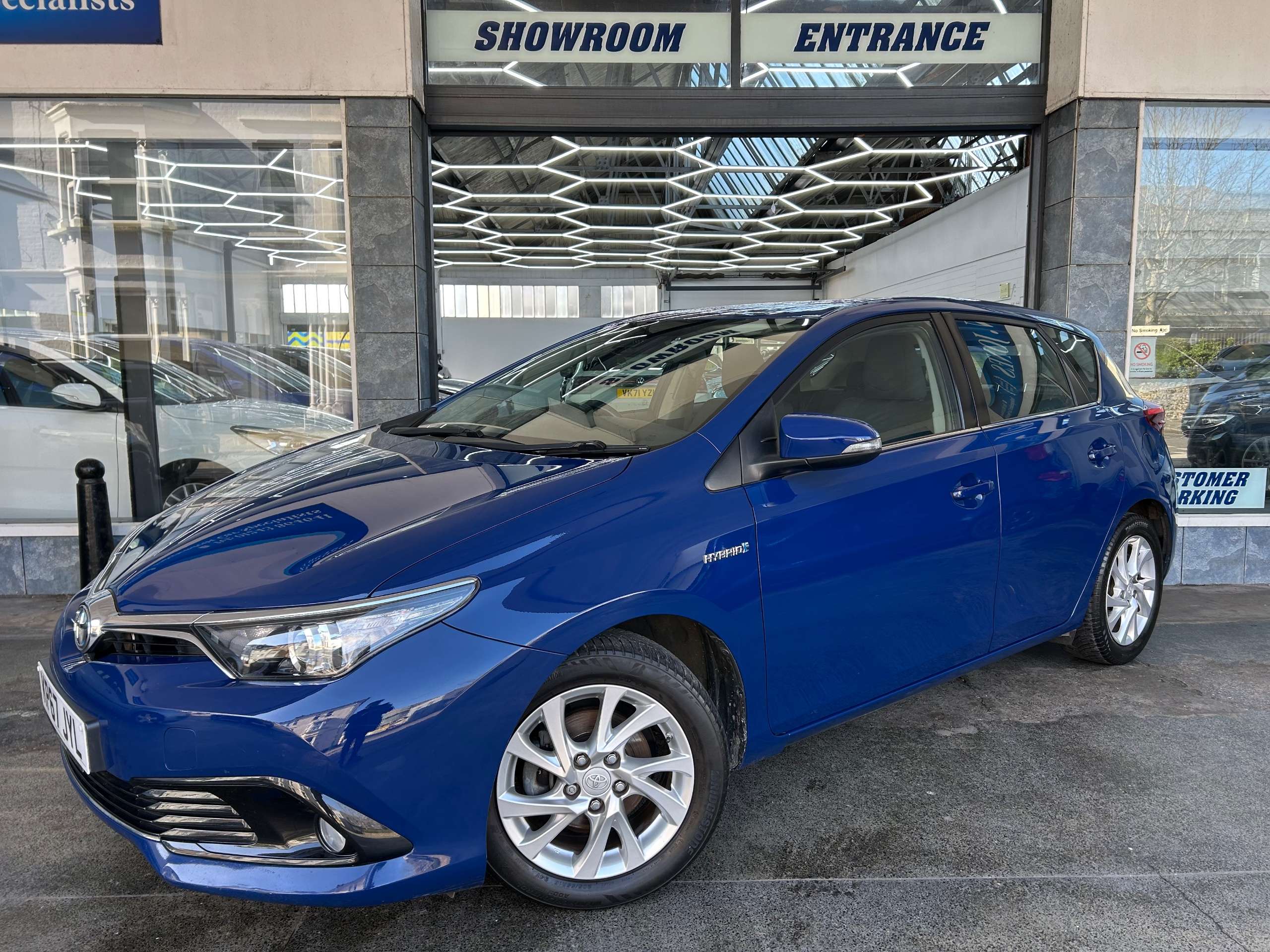 A 2017 TOYOTA AURIS 1.8 VVT-h Business Edition Hatchback Petrol Hybrid CVT Euro 6 (s/s) (Safety Sense) (136 ps) 5dr A 2017 TOYOTA AURIS 1.8 VVT-h Business Edition Hatchback Petrol Hybrid CVT Euro 6 (s/s) (Safety Sense) (136 ps) 5dr