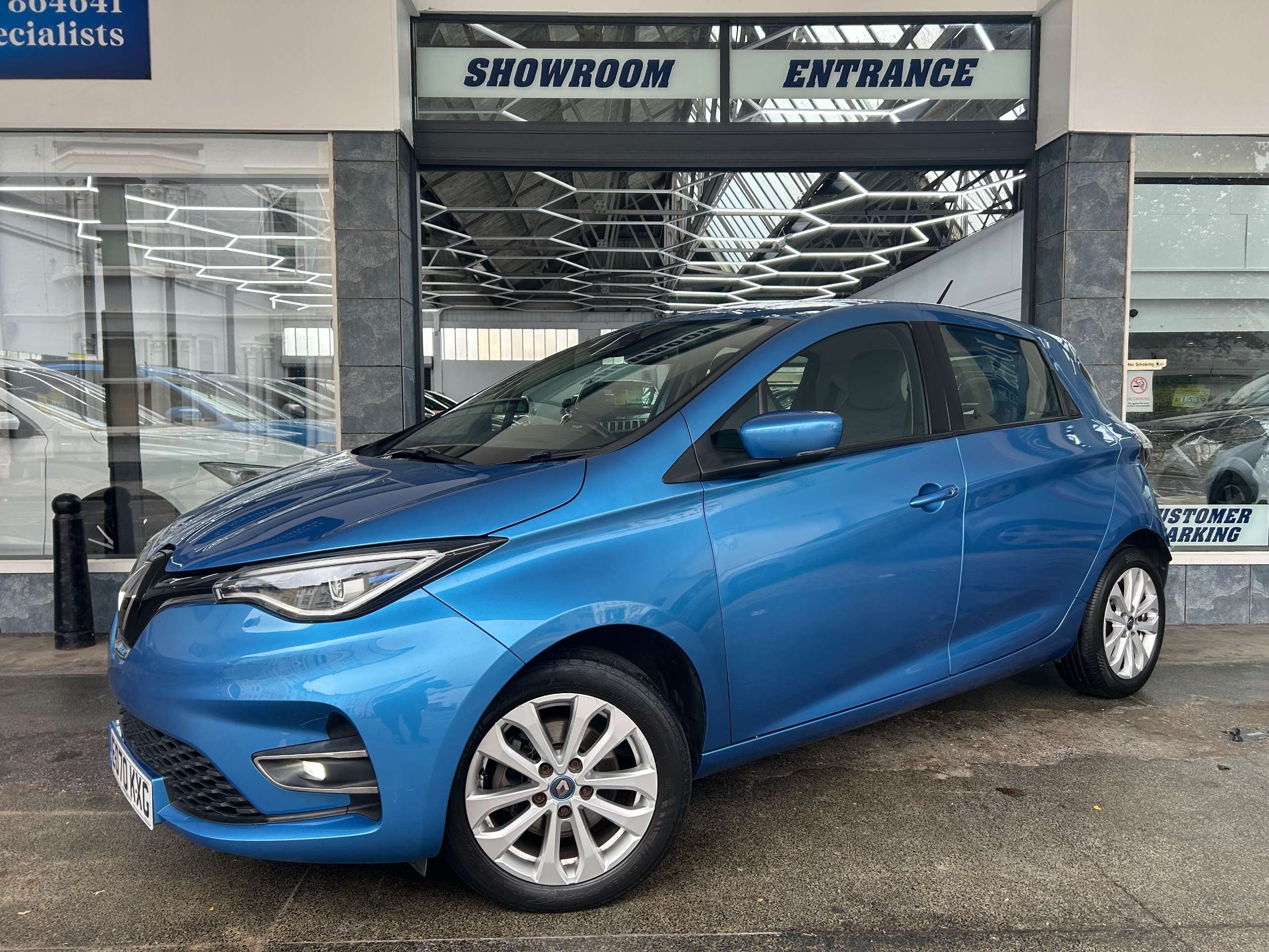 A 2020 RENAULT ZOE R135 52kWh Iconic Hatchback Electric Auto (i) (134 bhp) 5dr A 2020 RENAULT ZOE R135 52kWh Iconic Hatchback Electric Auto (i) (134 bhp) 5dr