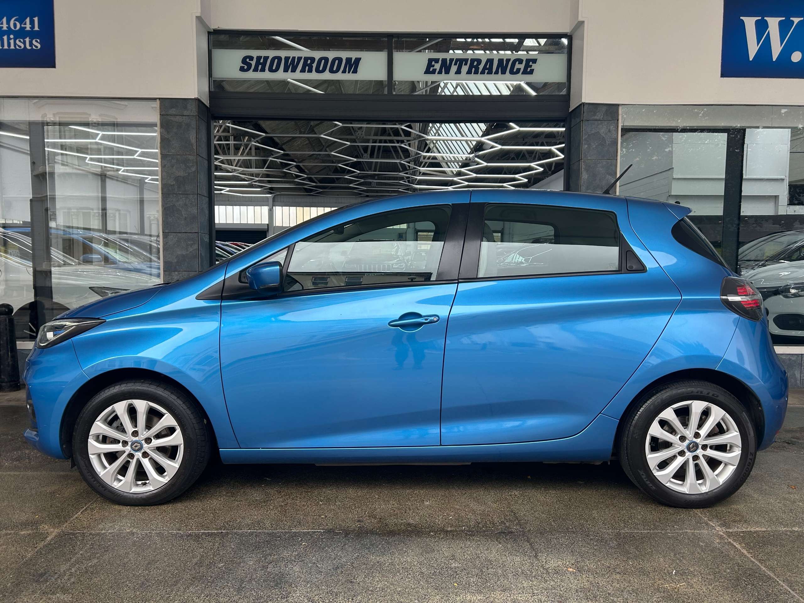A 2020 RENAULT ZOE R135 52kWh Iconic Hatchback Electric Auto (i) (134 bhp) 5dr A 2020 RENAULT ZOE R135 52kWh Iconic Hatchback Electric Auto (i) (134 bhp) 5dr