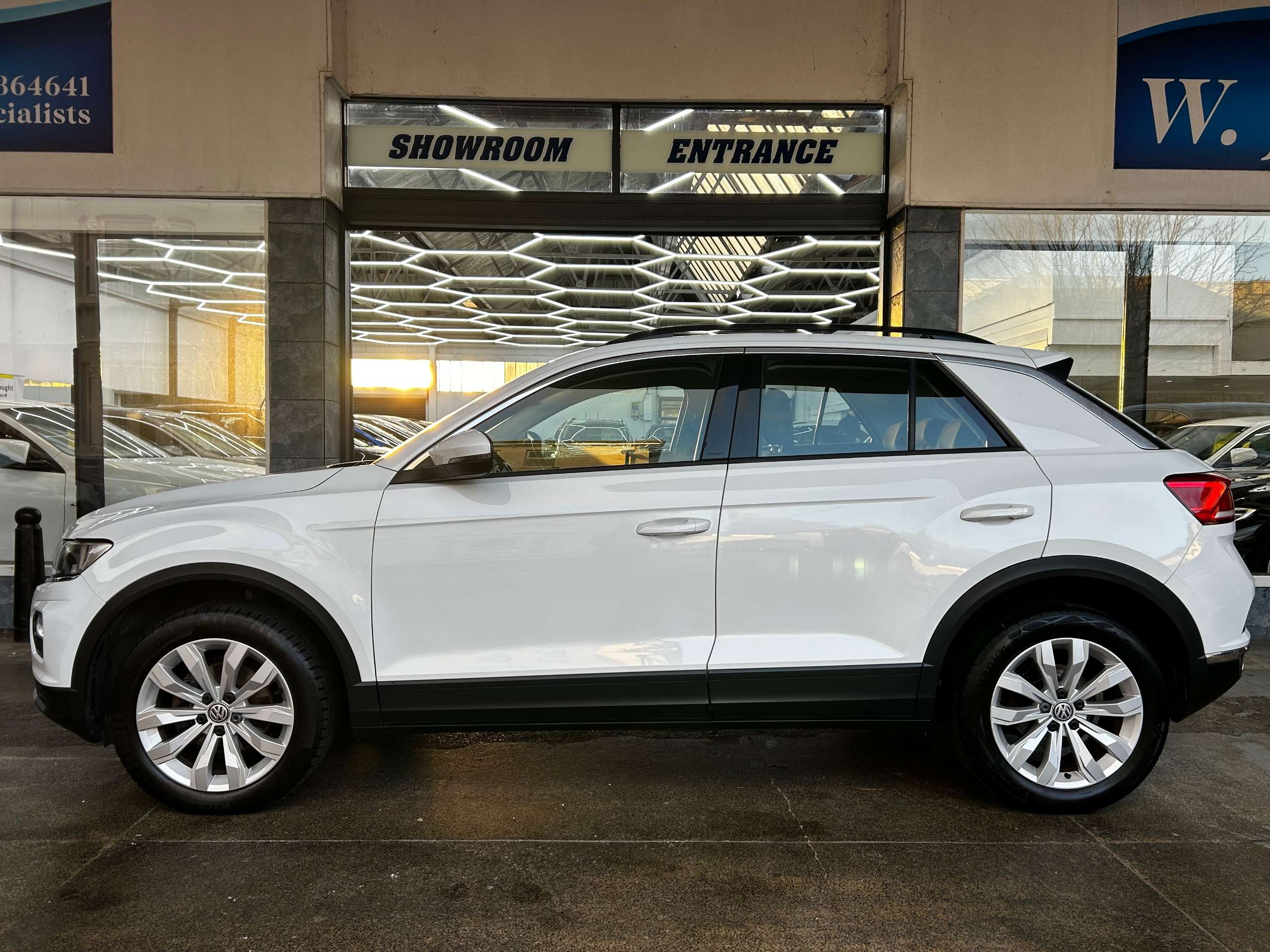 A 2020 VOLKSWAGEN T-ROC 1.0 TSI GPF SE SUV Petrol Manual Euro 6 (s/s) (115 ps) 5dr A 2020 VOLKSWAGEN T-ROC 1.0 TSI GPF SE SUV Petrol Manual Euro 6 (s/s) (115 ps) 5dr