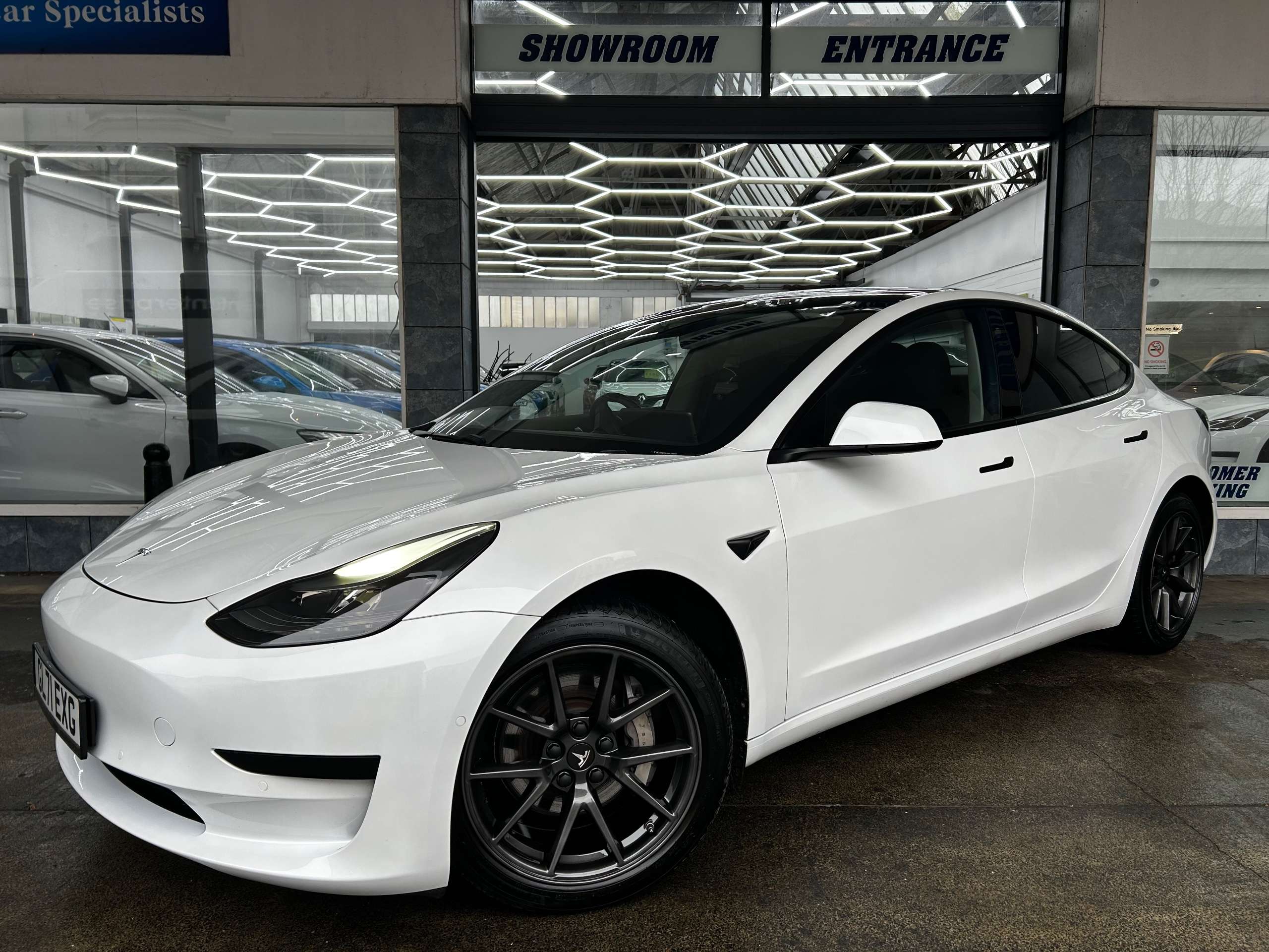 A 2021 TESLA MODEL 3 Standard Range Plus Saloon Electric Auto RWD (241 bhp) 4dr A 2021 TESLA MODEL 3 Standard Range Plus Saloon Electric Auto RWD (241 bhp) 4dr