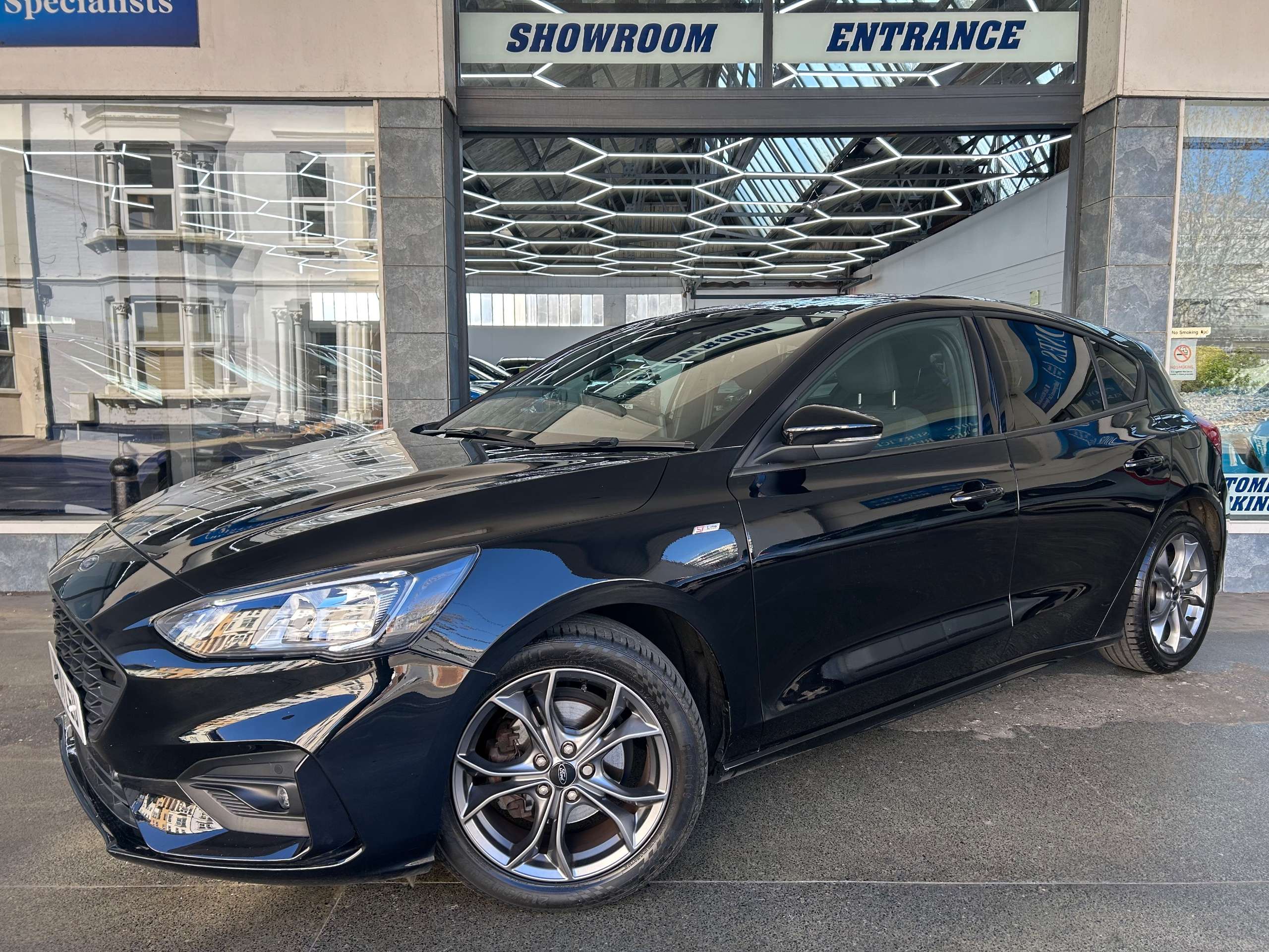 A 2021 FORD FOCUS 1.0T EcoBoost MHEV ST-Line Edition Hatchback Petrol Manual Euro 6 (s/s) (125 ps) 5dr A 2021 FORD FOCUS 1.0T EcoBoost MHEV ST-Line Edition Hatchback Petrol Manual Euro 6 (s/s) (125 ps) 5dr