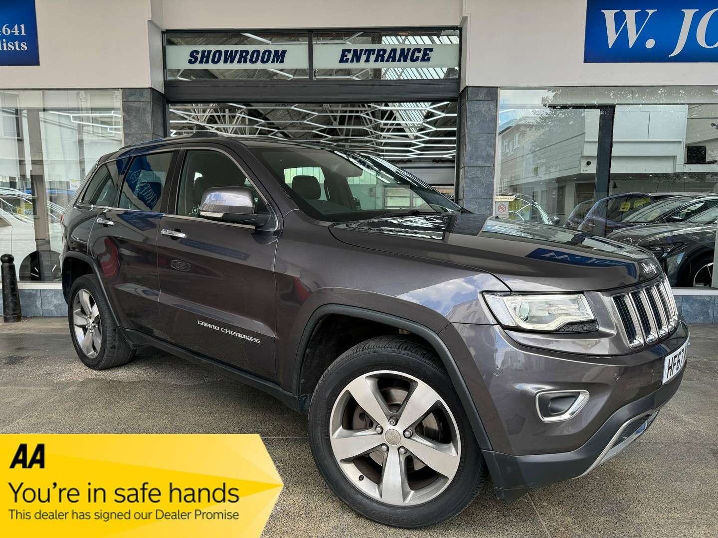 A 2017 JEEP GRAND CHEROKEE 3.0 V6 CRD Limited Plus SUV Diesel Auto 4WD Euro 6 (247 bhp) 5dr A 2017 JEEP GRAND CHEROKEE 3.0 V6 CRD Limited Plus SUV Diesel Auto 4WD Euro 6 (247 bhp) 5dr