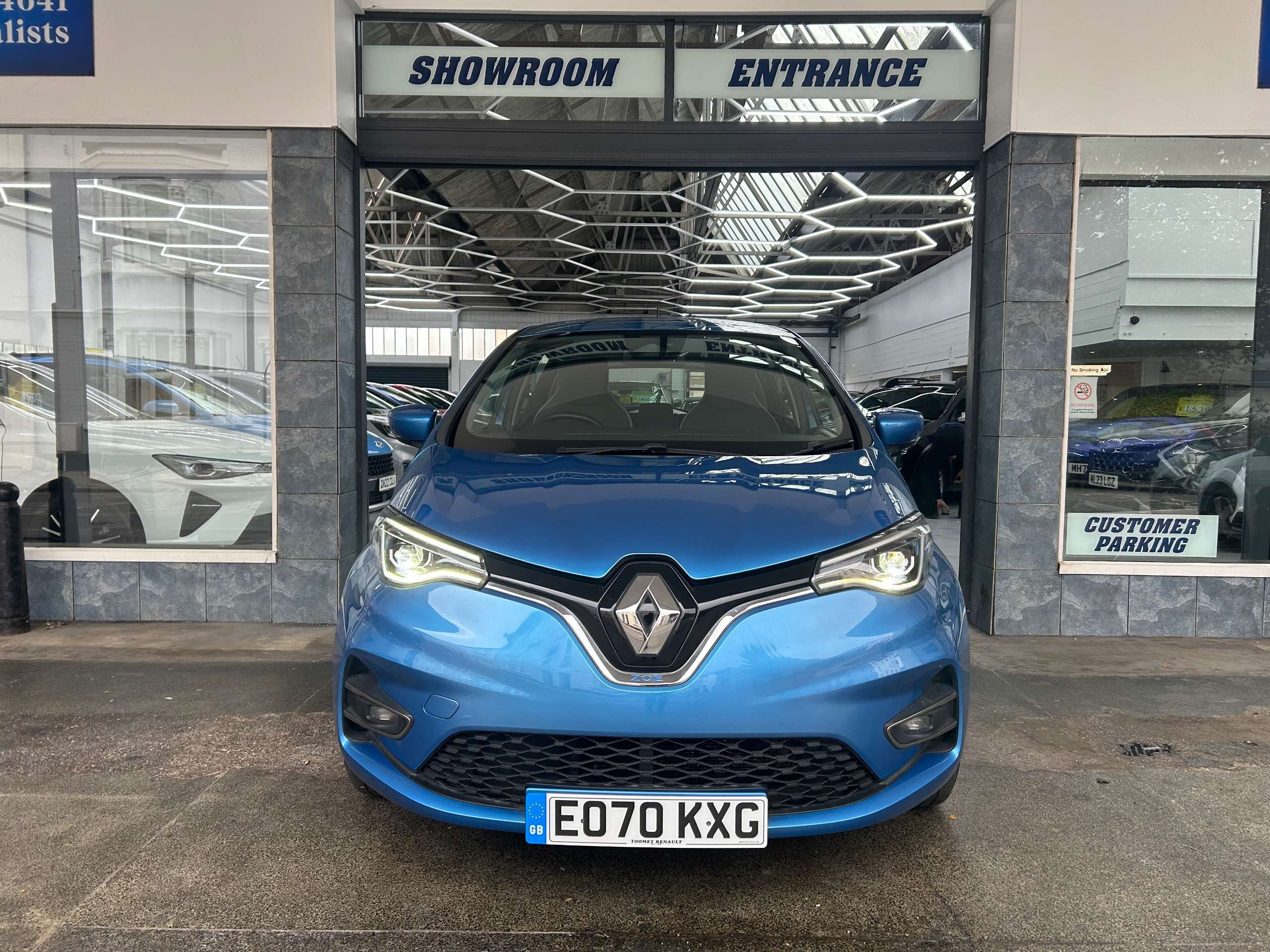 A 2020 RENAULT ZOE R135 52kWh Iconic Hatchback Electric Auto (i) (134 bhp) 5dr A 2020 RENAULT ZOE R135 52kWh Iconic Hatchback Electric Auto (i) (134 bhp) 5dr