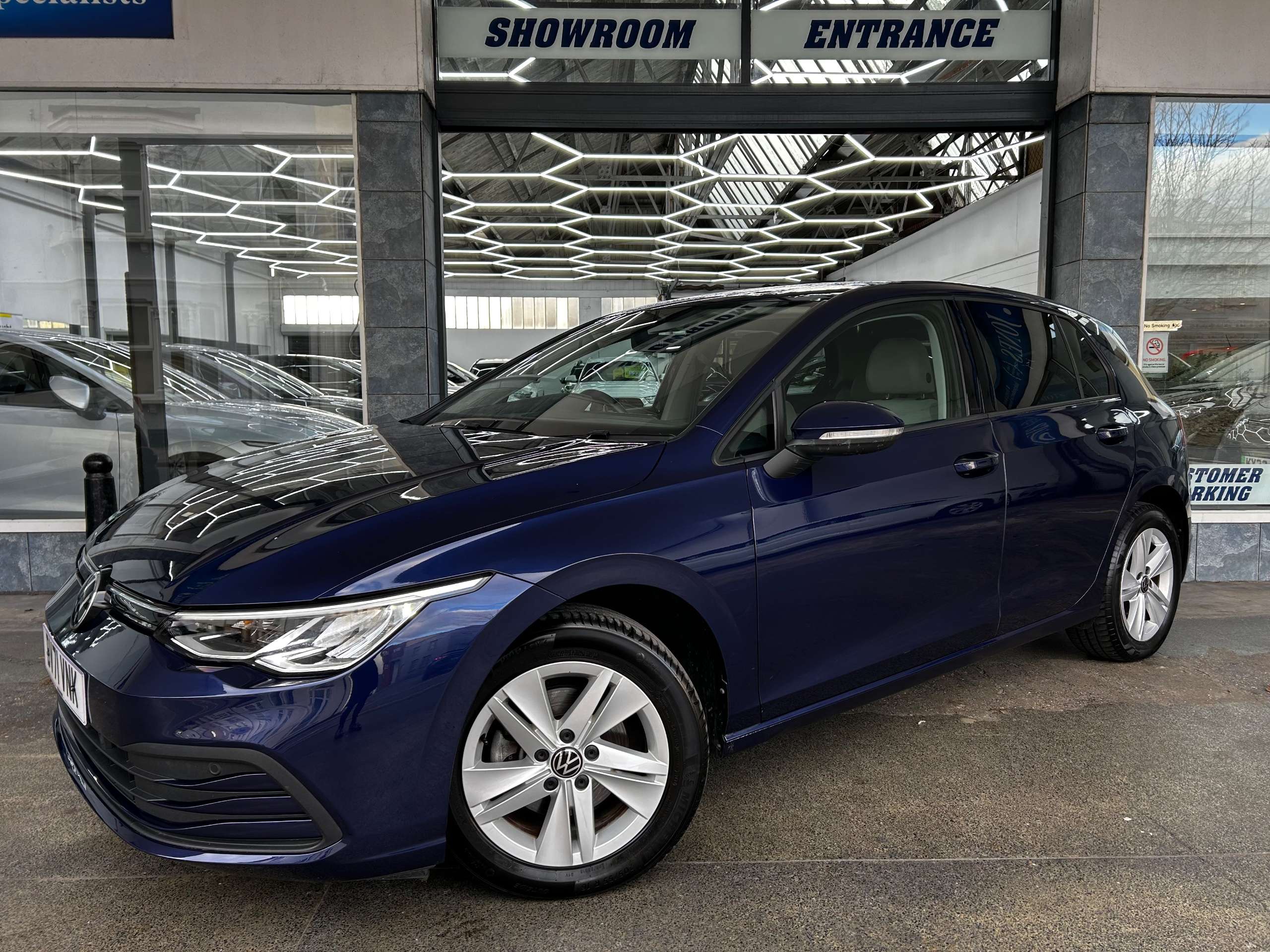 A 2021 VOLKSWAGEN GOLF 1.5 TSI Life Hatchback Petrol Manual Euro 6 (s/s) (130 ps) 5dr A 2021 VOLKSWAGEN GOLF 1.5 TSI Life Hatchback Petrol Manual Euro 6 (s/s) (130 ps) 5dr