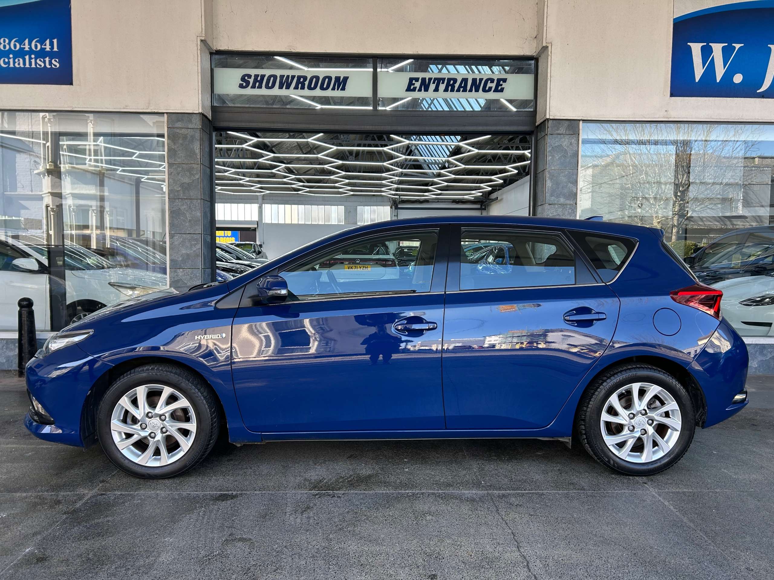 A 2017 TOYOTA AURIS 1.8 VVT-h Business Edition Hatchback Petrol Hybrid CVT Euro 6 (s/s) (Safety Sense) (136 ps) 5dr A 2017 TOYOTA AURIS 1.8 VVT-h Business Edition Hatchback Petrol Hybrid CVT Euro 6 (s/s) (Safety Sense) (136 ps) 5dr