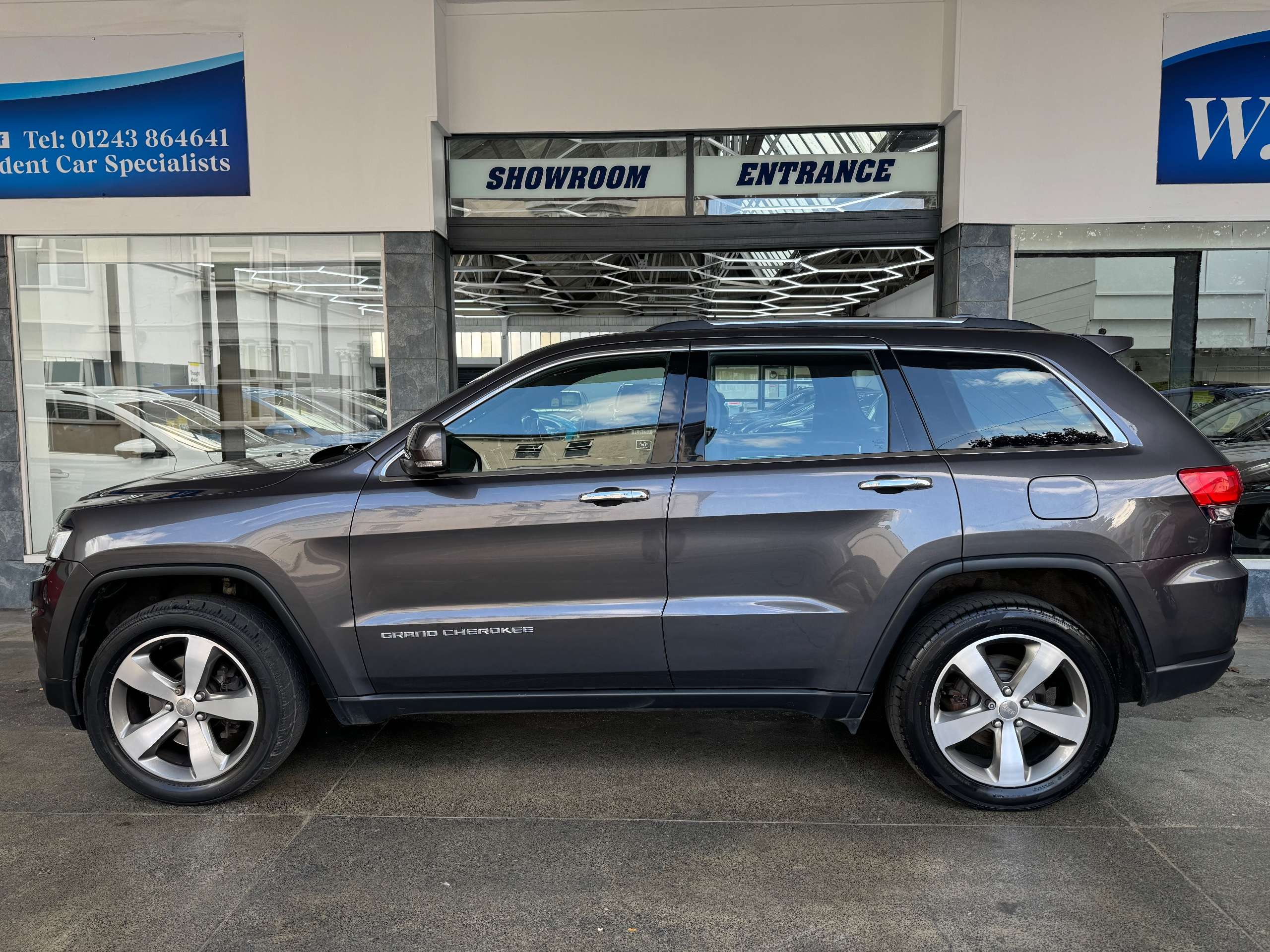 A 2017 JEEP GRAND CHEROKEE 3.0 V6 CRD Limited Plus SUV Diesel Auto 4WD Euro 6 (247 bhp) 5dr A 2017 JEEP GRAND CHEROKEE 3.0 V6 CRD Limited Plus SUV Diesel Auto 4WD Euro 6 (247 bhp) 5dr