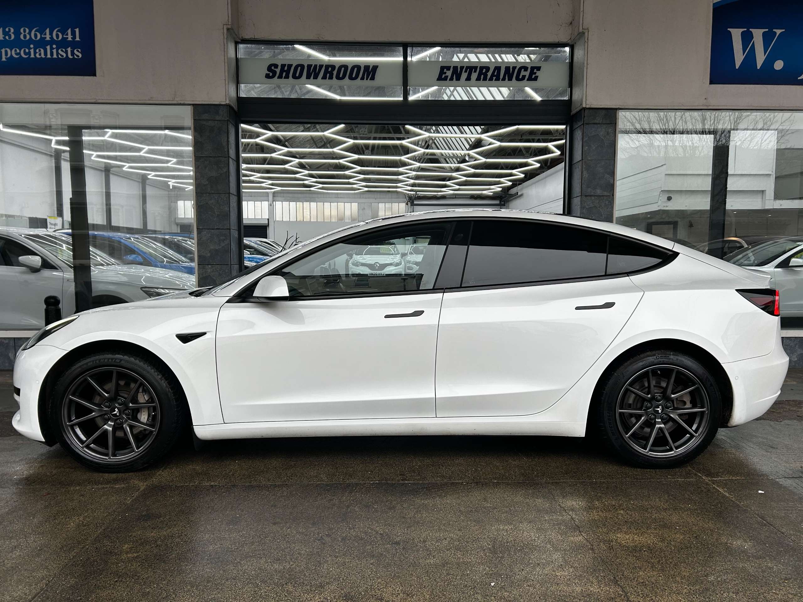 A 2021 TESLA MODEL 3 Standard Range Plus Saloon Electric Auto RWD (241 bhp) 4dr A 2021 TESLA MODEL 3 Standard Range Plus Saloon Electric Auto RWD (241 bhp) 4dr