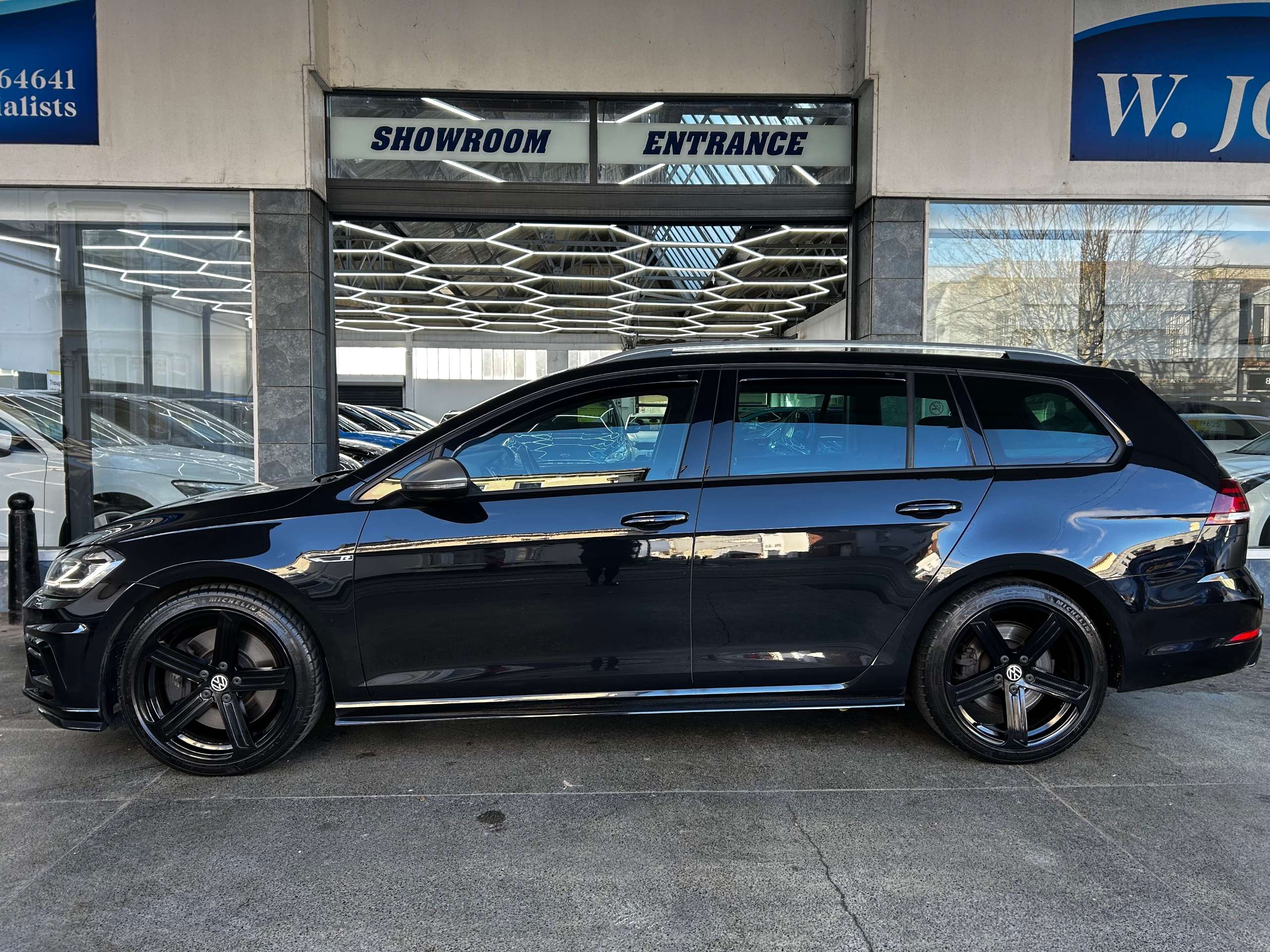 A 2017 VOLKSWAGEN GOLF 2.0 TSI BlueMotion Tech R Estate Petrol DSG 4Motion Euro 6 (s/s) (310 ps) 5dr A 2017 VOLKSWAGEN GOLF 2.0 TSI BlueMotion Tech R Estate Petrol DSG 4Motion Euro 6 (s/s) (310 ps) 5dr