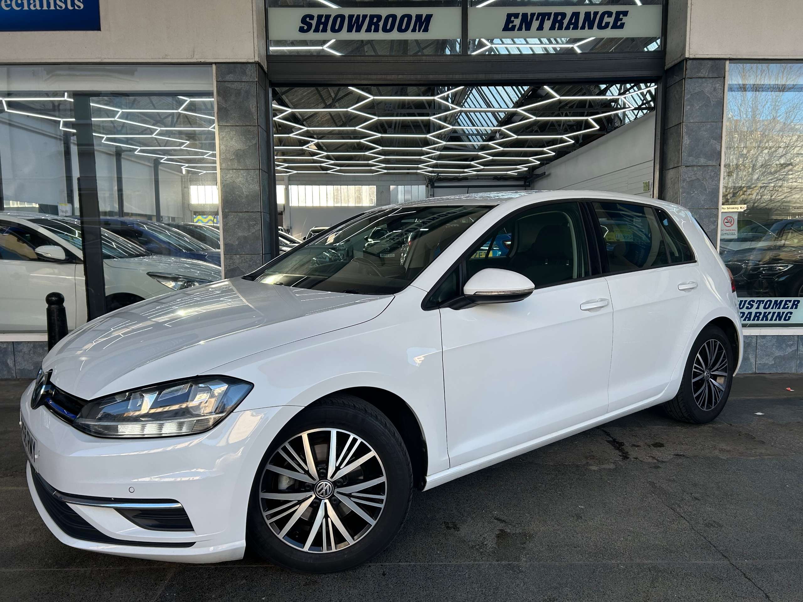 A 2018 VOLKSWAGEN GOLF 1.5 TSI EVO SE Nav Hatchback Petrol DSG Euro 6 (s/s) (130 ps) 5dr A 2018 VOLKSWAGEN GOLF 1.5 TSI EVO SE Nav Hatchback Petrol DSG Euro 6 (s/s) (130 ps) 5dr