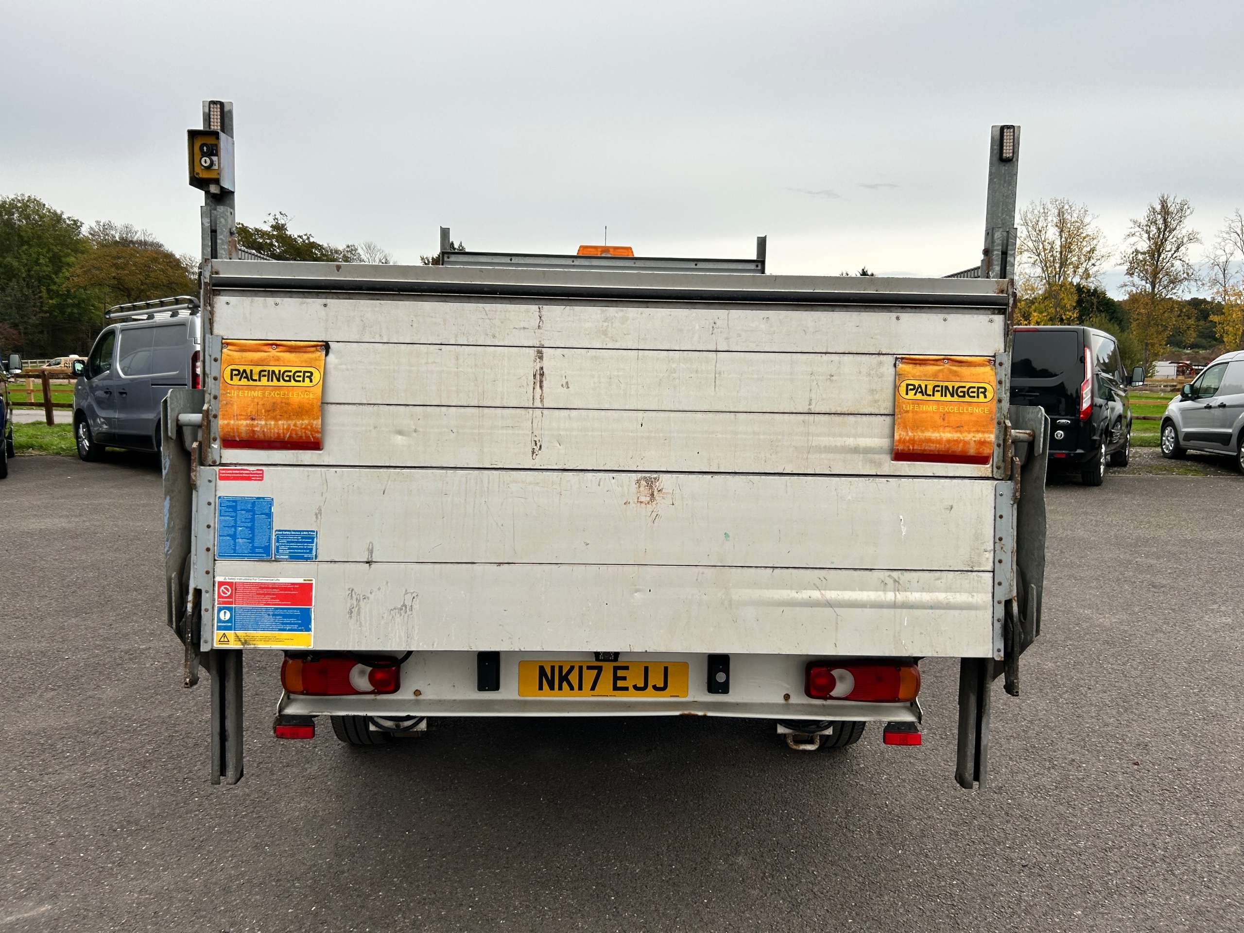 A 2017 CITROEN RELAY 2.0 BlueHDi 35 Chassis Cab 2dr Diesel Manual L3 Euro 6 (130 ps) Dropside tipper A 2017 CITROEN RELAY 2.0 BlueHDi 35 Chassis Cab 2dr Diesel Manual L3 Euro 6 (130 ps) Dropside tipper