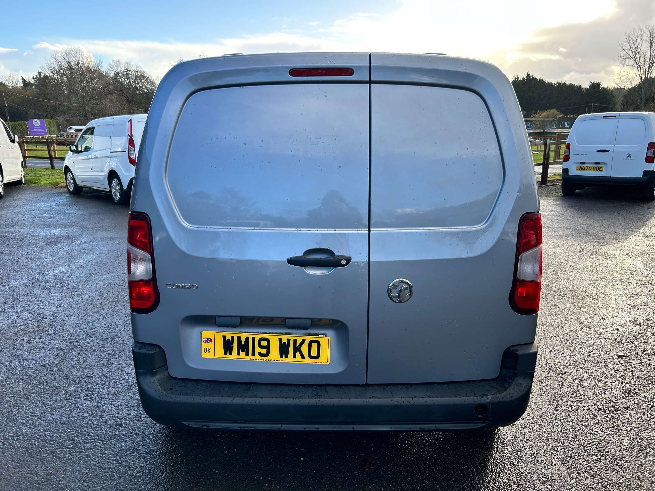 A 2019 VAUXHALL COMBO 1.6 Turbo D 2000 Edition Panel Van 4dr Diesel Manual L1 H1 Euro 6 (s/s) (100 ps) A 2019 VAUXHALL COMBO 1.6 Turbo D 2000 Edition Panel Van 4dr Diesel Manual L1 H1 Euro 6 (s/s) (100 ps)
