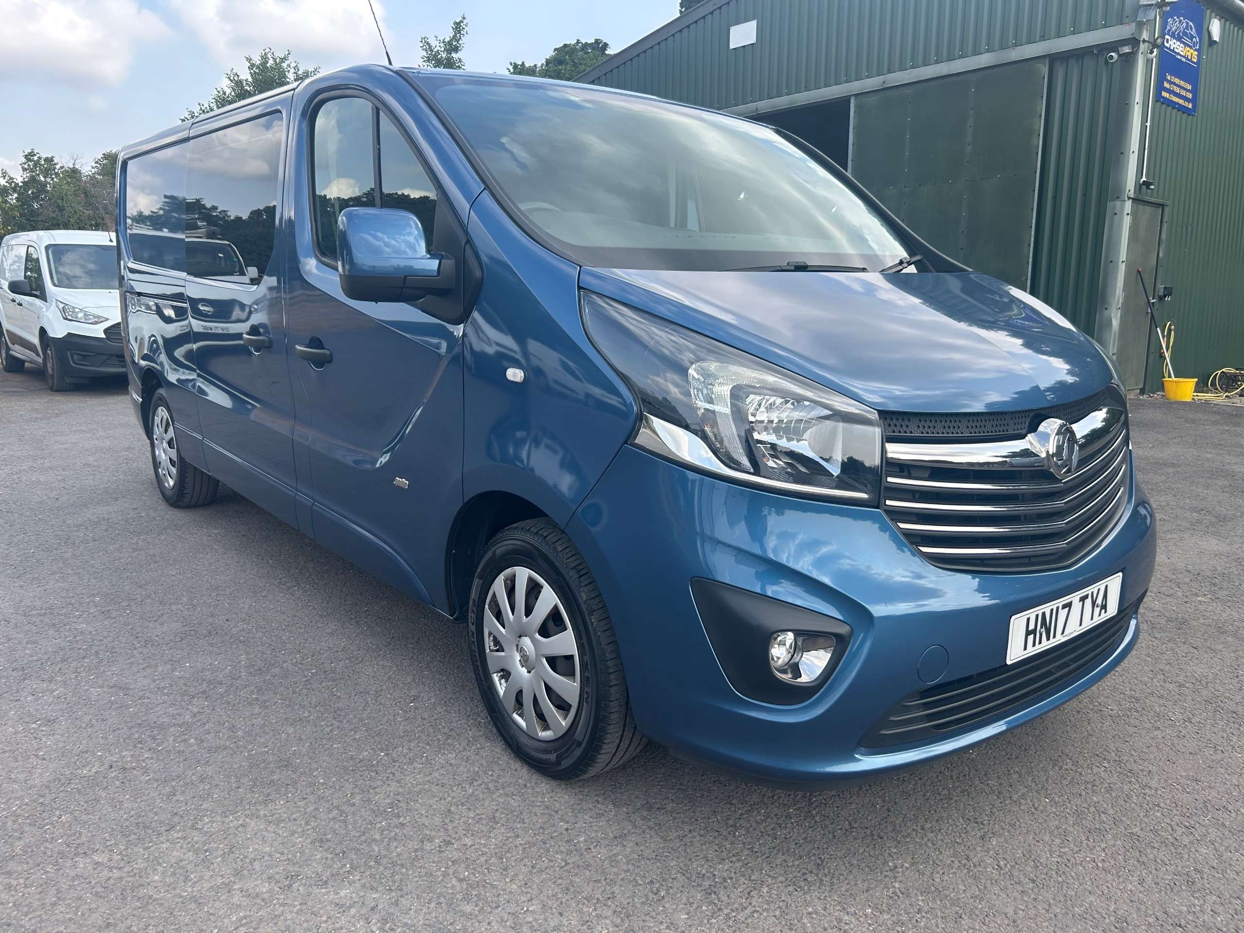 A 2017 VAUXHALL VIVARO 1.6 CDTi 2900 BiTurbo Sportive Crew Van Double Cab 5dr Diesel Manual L2 H1 Euro 6 (s/s) (6 Seat) (125 ps) A 2017 VAUXHALL VIVARO 1.6 CDTi 2900 BiTurbo Sportive Crew Van Double Cab 5dr Diesel Manual L2 H1 Euro 6 (s/s) (6 Seat) (125 ps)