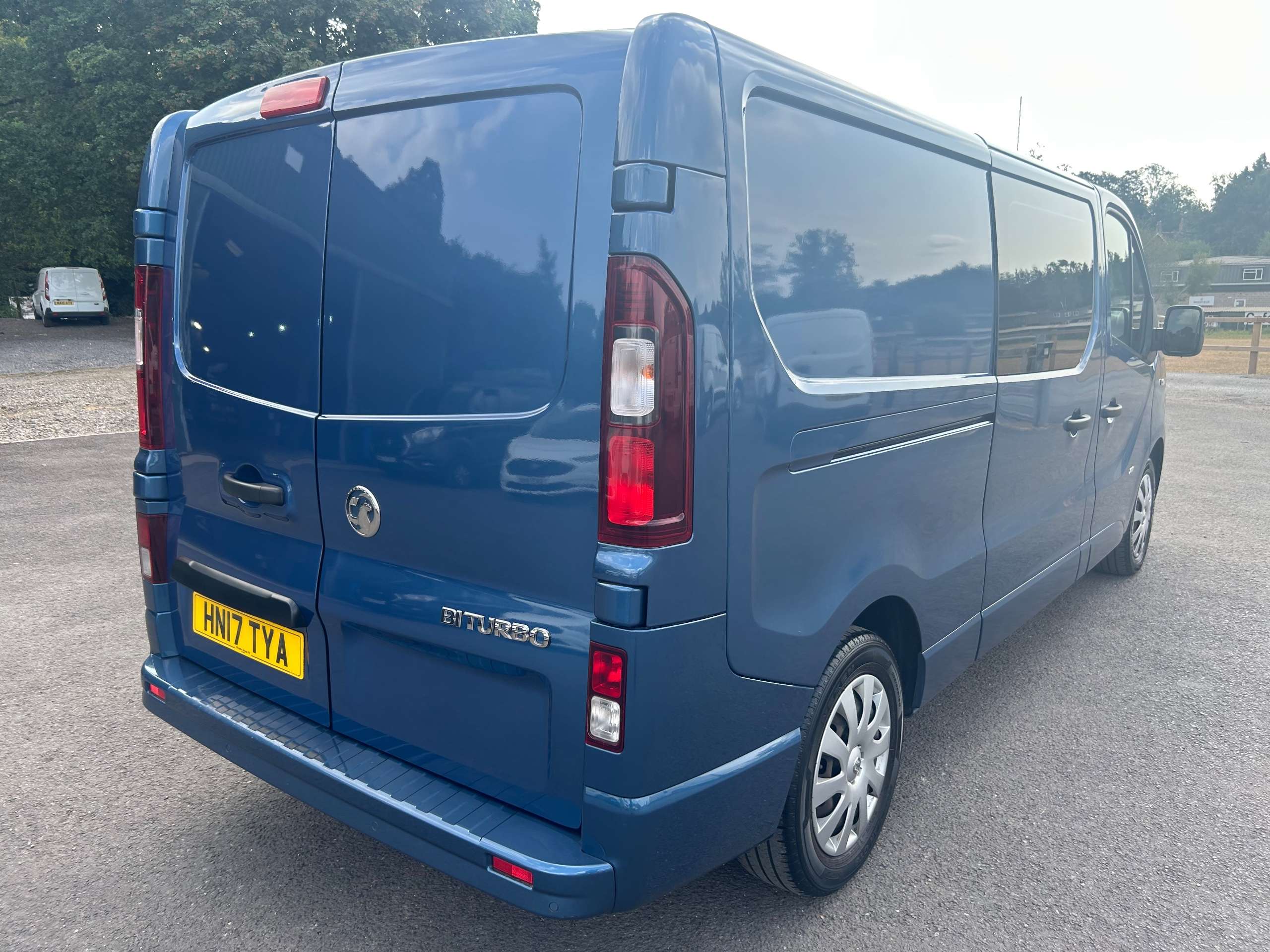 A 2017 VAUXHALL VIVARO 1.6 CDTi 2900 BiTurbo Sportive Crew Van Double Cab 5dr Diesel Manual L2 H1 Euro 6 (s/s) (6 Seat) (125 ps) A 2017 VAUXHALL VIVARO 1.6 CDTi 2900 BiTurbo Sportive Crew Van Double Cab 5dr Diesel Manual L2 H1 Euro 6 (s/s) (6 Seat) (125 ps)