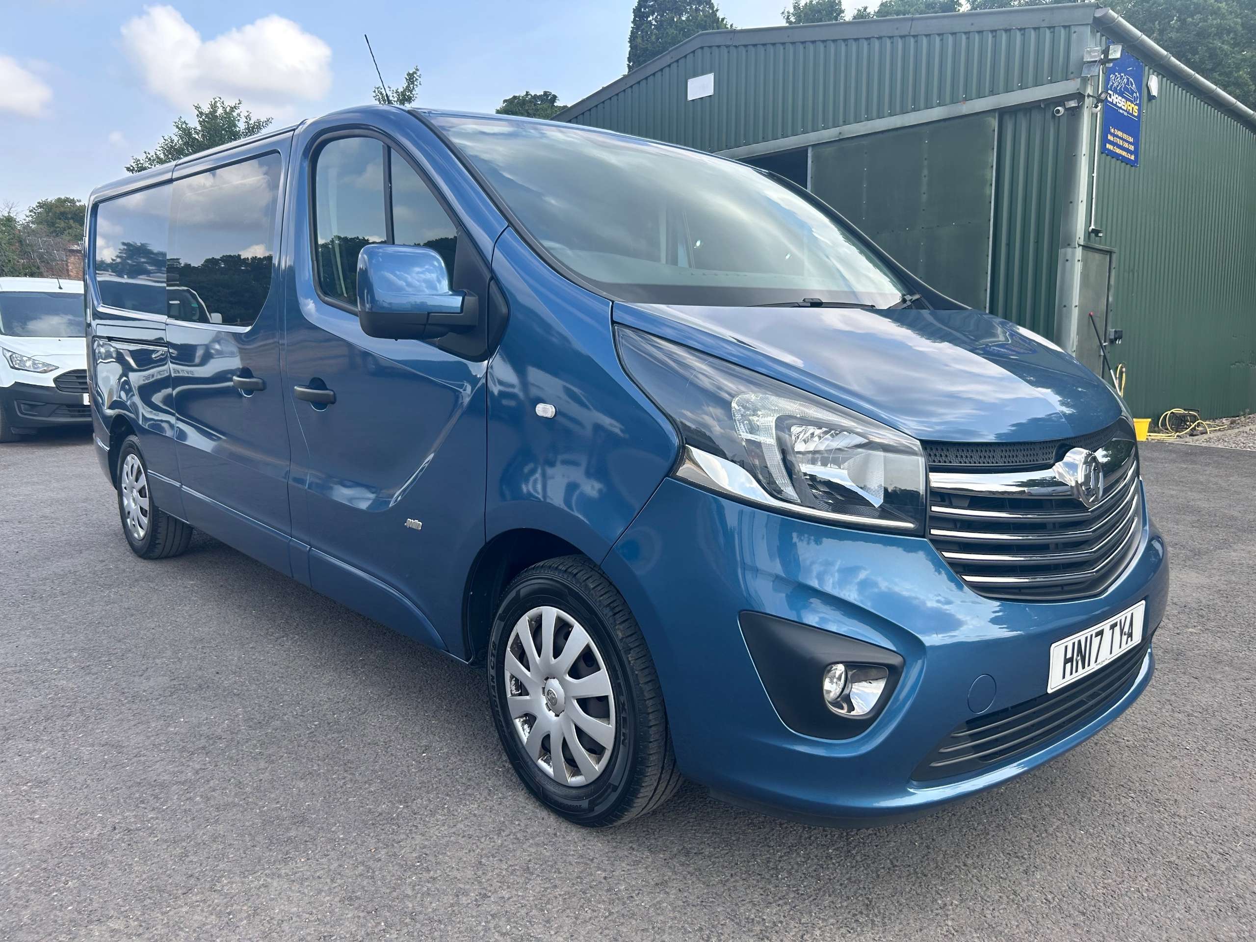A 2017 VAUXHALL VIVARO 1.6 CDTi 2900 BiTurbo Sportive Crew Van Double Cab 5dr Diesel Manual L2 H1 Euro 6 (s/s) (6 Seat) (125 ps) A 2017 VAUXHALL VIVARO 1.6 CDTi 2900 BiTurbo Sportive Crew Van Double Cab 5dr Diesel Manual L2 H1 Euro 6 (s/s) (6 Seat) (125 ps)