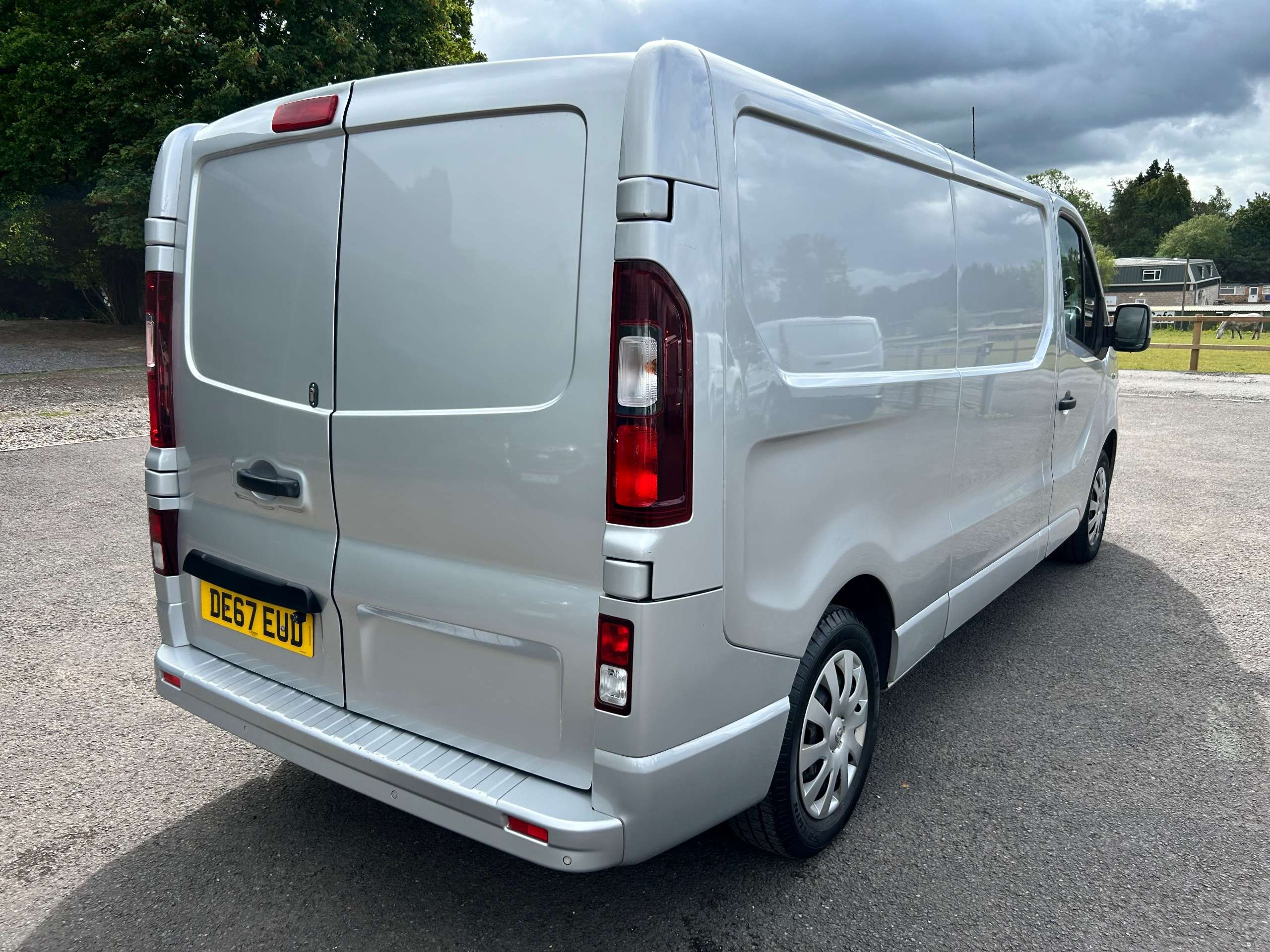A 2017 VAUXHALL VIVARO 1.6 CDTi 2900 Sportive Panel Van 5dr Diesel Manual L2 H1 Euro 6 (120 ps) A 2017 VAUXHALL VIVARO 1.6 CDTi 2900 Sportive Panel Van 5dr Diesel Manual L2 H1 Euro 6 (120 ps)