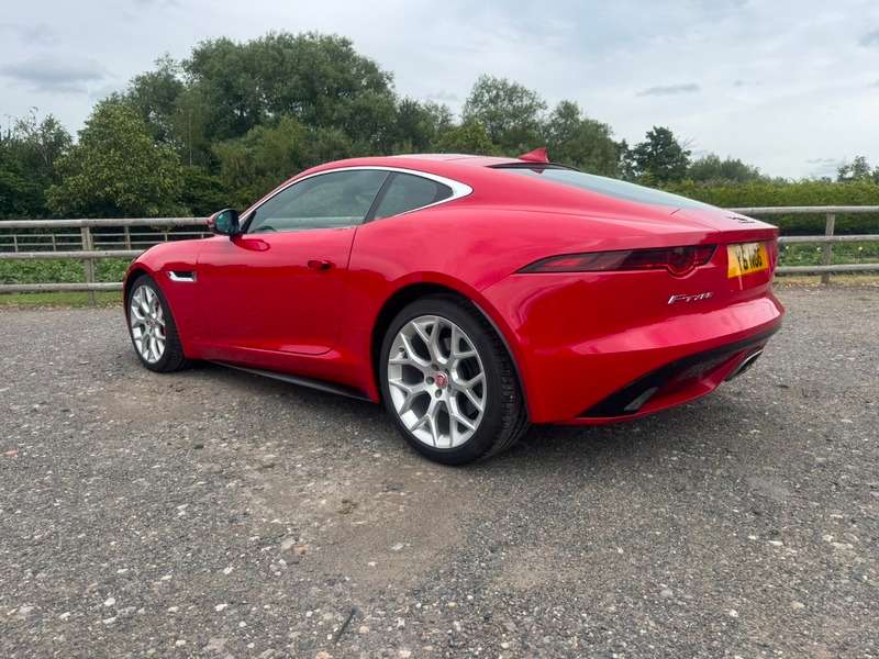 A 2019 JAGUAR F-TYPE 2.0i GPF R-Dynamic Auto Euro 6 (s/s) 2dr A 2019 JAGUAR F-TYPE 2.0i GPF R-Dynamic Auto Euro 6 (s/s) 2dr