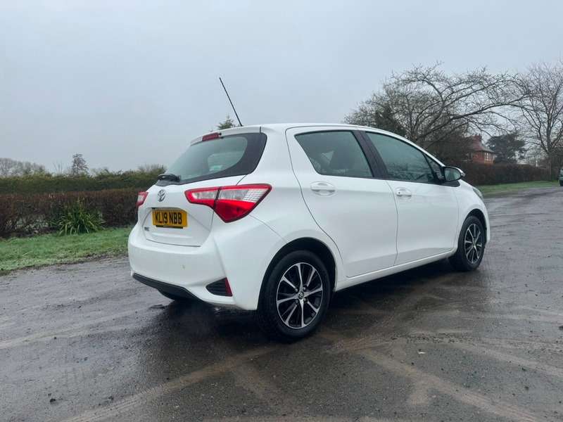 A 2019 TOYOTA YARIS 1.5 VVT-i Icon Tech Hatchback A 2019 TOYOTA YARIS 1.5 VVT-i Icon Tech Hatchback