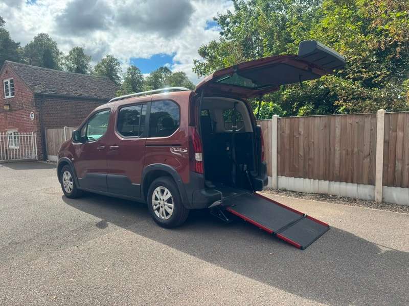 A 2019 PEUGEOT RIFTER 1.5 BlueHDi Allure Standard MPV Euro 6 5dr A 2019 PEUGEOT RIFTER 1.5 BlueHDi Allure Standard MPV Euro 6 5dr