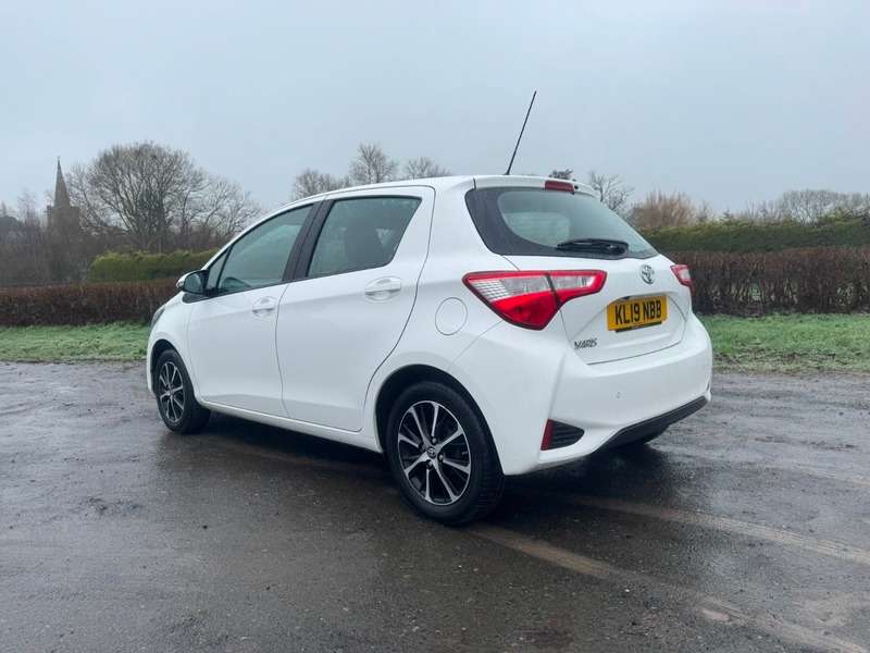 A 2019 TOYOTA YARIS 1.5 VVT-i Icon Tech Hatchback A 2019 TOYOTA YARIS 1.5 VVT-i Icon Tech Hatchback