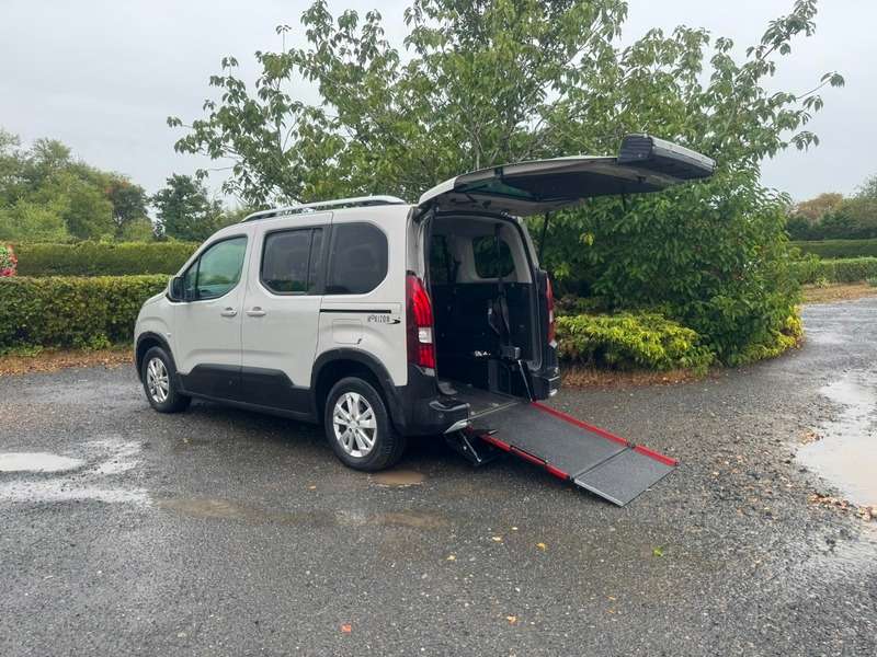 A 2019 PEUGEOT RIFTER 1.5 BlueHDi Allure Standard MPV Euro 6 5dr A 2019 PEUGEOT RIFTER 1.5 BlueHDi Allure Standard MPV Euro 6 5dr