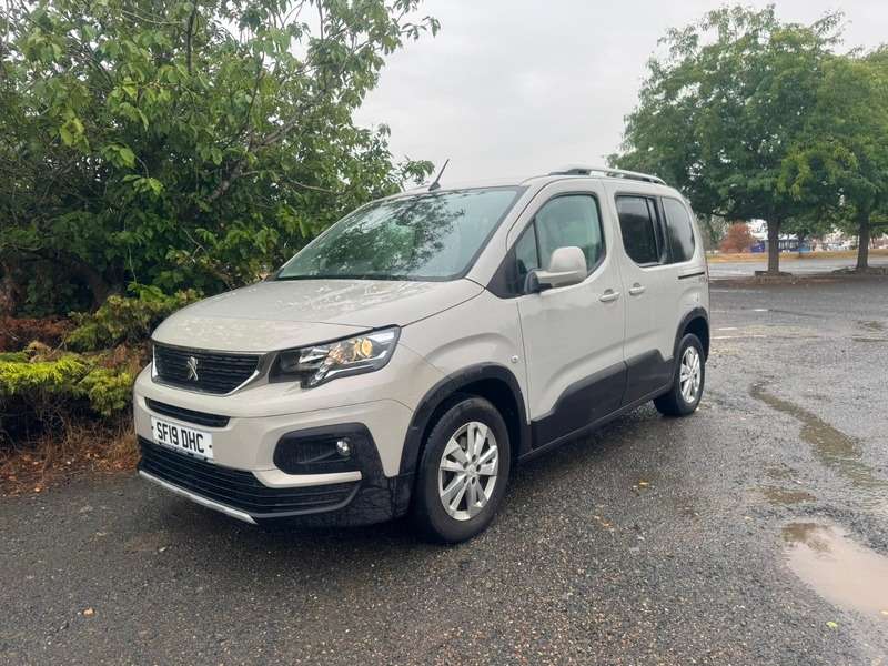 A 2019 PEUGEOT RIFTER 1.5 BlueHDi Allure Standard MPV Euro 6 5dr A 2019 PEUGEOT RIFTER 1.5 BlueHDi Allure Standard MPV Euro 6 5dr