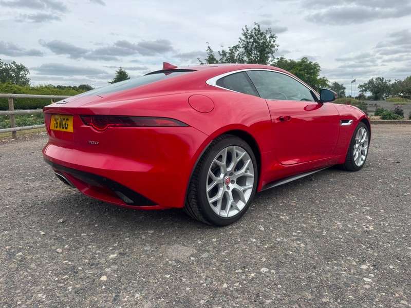 A 2019 JAGUAR F-TYPE 2.0i GPF R-Dynamic Auto Euro 6 (s/s) 2dr A 2019 JAGUAR F-TYPE 2.0i GPF R-Dynamic Auto Euro 6 (s/s) 2dr