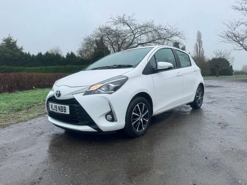 A 2019 TOYOTA YARIS 1.5 VVT-i Icon Tech Hatchback A 2019 TOYOTA YARIS 1.5 VVT-i Icon Tech Hatchback