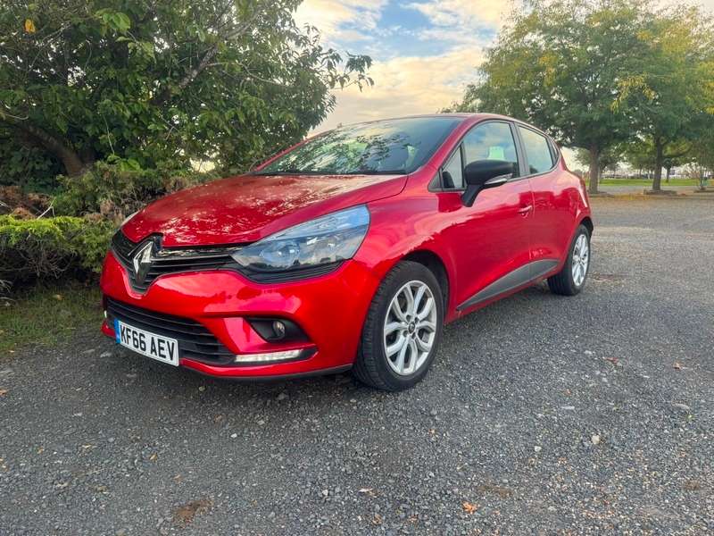 A 2017 RENAULT CLIO 1.2 16V Play Euro 6 5dr A 2017 RENAULT CLIO 1.2 16V Play Euro 6 5dr