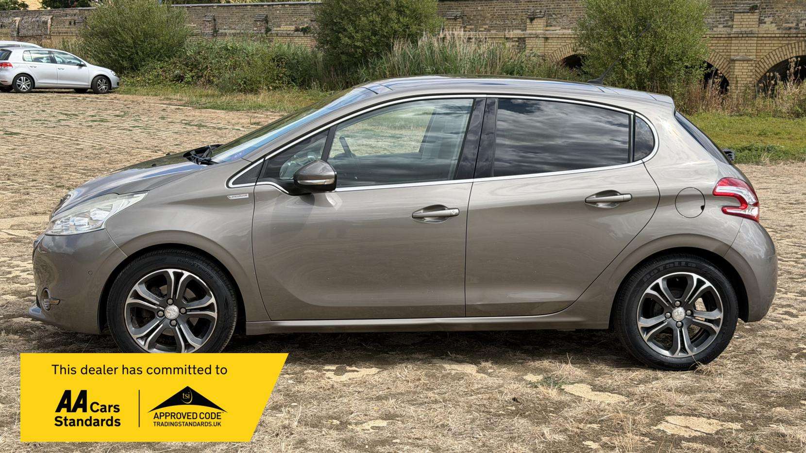 2013 PEUGEOT 208 2013 PEUGEOT 208