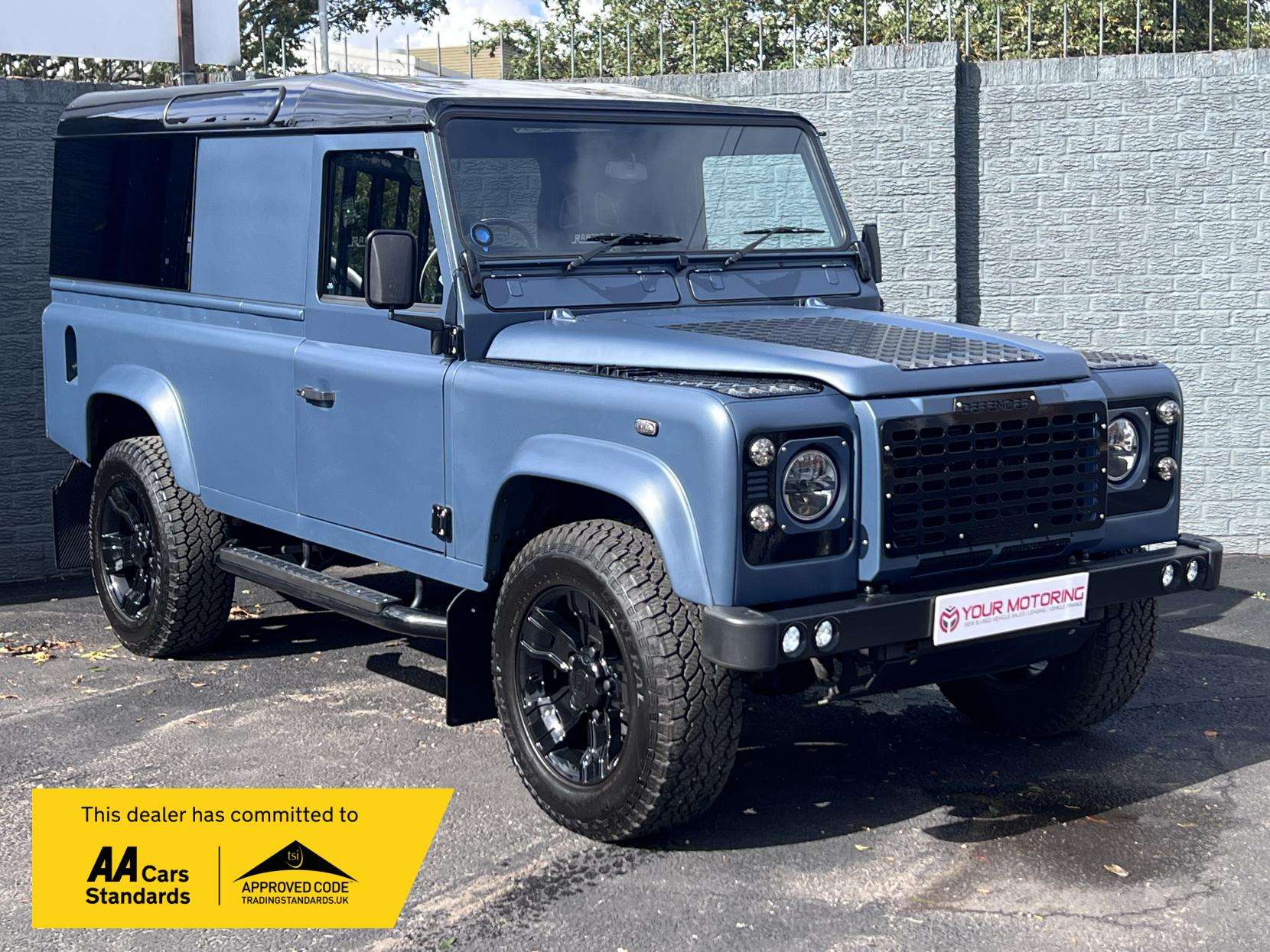 A 1991 LAND ROVER DEFENDER 110 2.5 TD5 County Pickup 2dr Diesel Manual (High capacity) (299 g/km, 120 bhp) A 1991 LAND ROVER DEFENDER 110 2.5 TD5 County Pickup 2dr Diesel Manual (High capacity) (299 g/km, 120 bhp)
