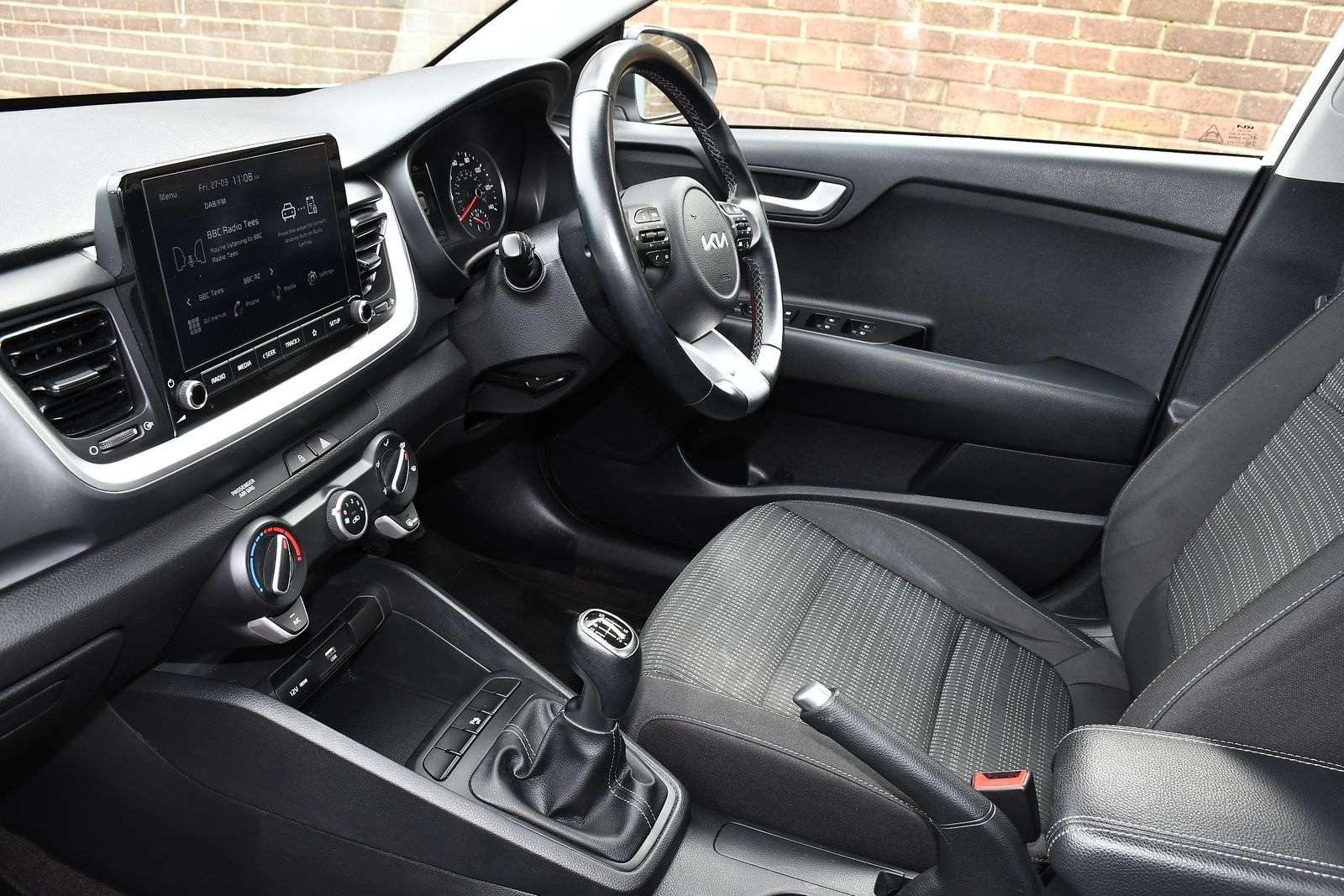 A 2023 KIA STONIC 1.0 T-GDi 2 SUV 5dr Petrol Manual Euro 6 (s/s) (99 bhp) A 2023 KIA STONIC 1.0 T-GDi 2 SUV 5dr Petrol Manual Euro 6 (s/s) (99 bhp)