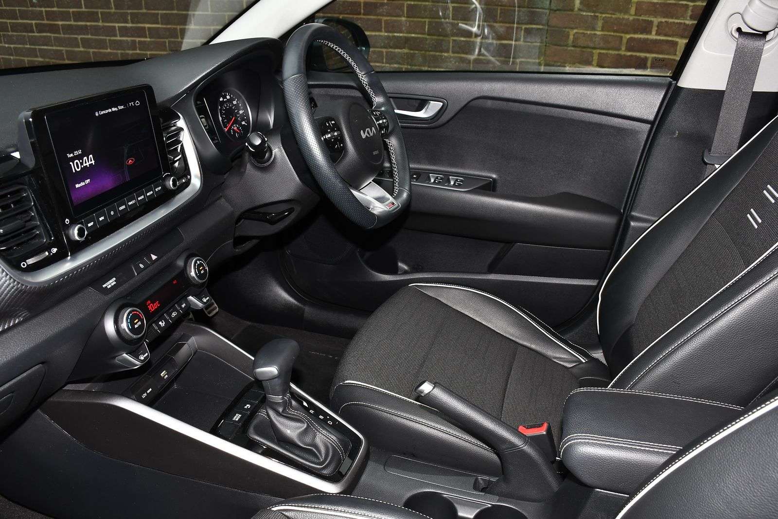 A 2023 KIA STONIC 1.0 T-GDi MHEV GT-Line SUV 5dr Petrol Hybrid DCT Euro 6 (s/s) (118 bhp) A 2023 KIA STONIC 1.0 T-GDi MHEV GT-Line SUV 5dr Petrol Hybrid DCT Euro 6 (s/s) (118 bhp)