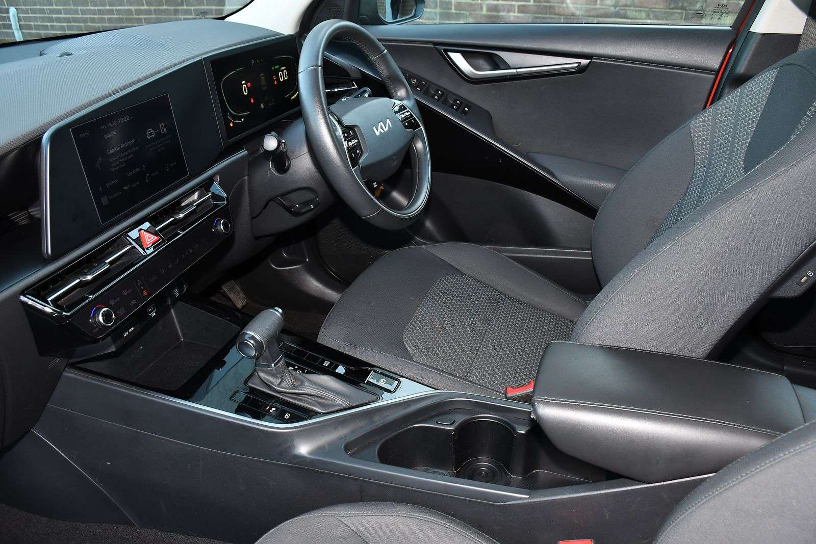 A 2022 KIA NIRO 1.6h GDi 2 SUV 5dr Petrol Hybrid DCT Euro 6 (s/s) (139 bhp) A 2022 KIA NIRO 1.6h GDi 2 SUV 5dr Petrol Hybrid DCT Euro 6 (s/s) (139 bhp)