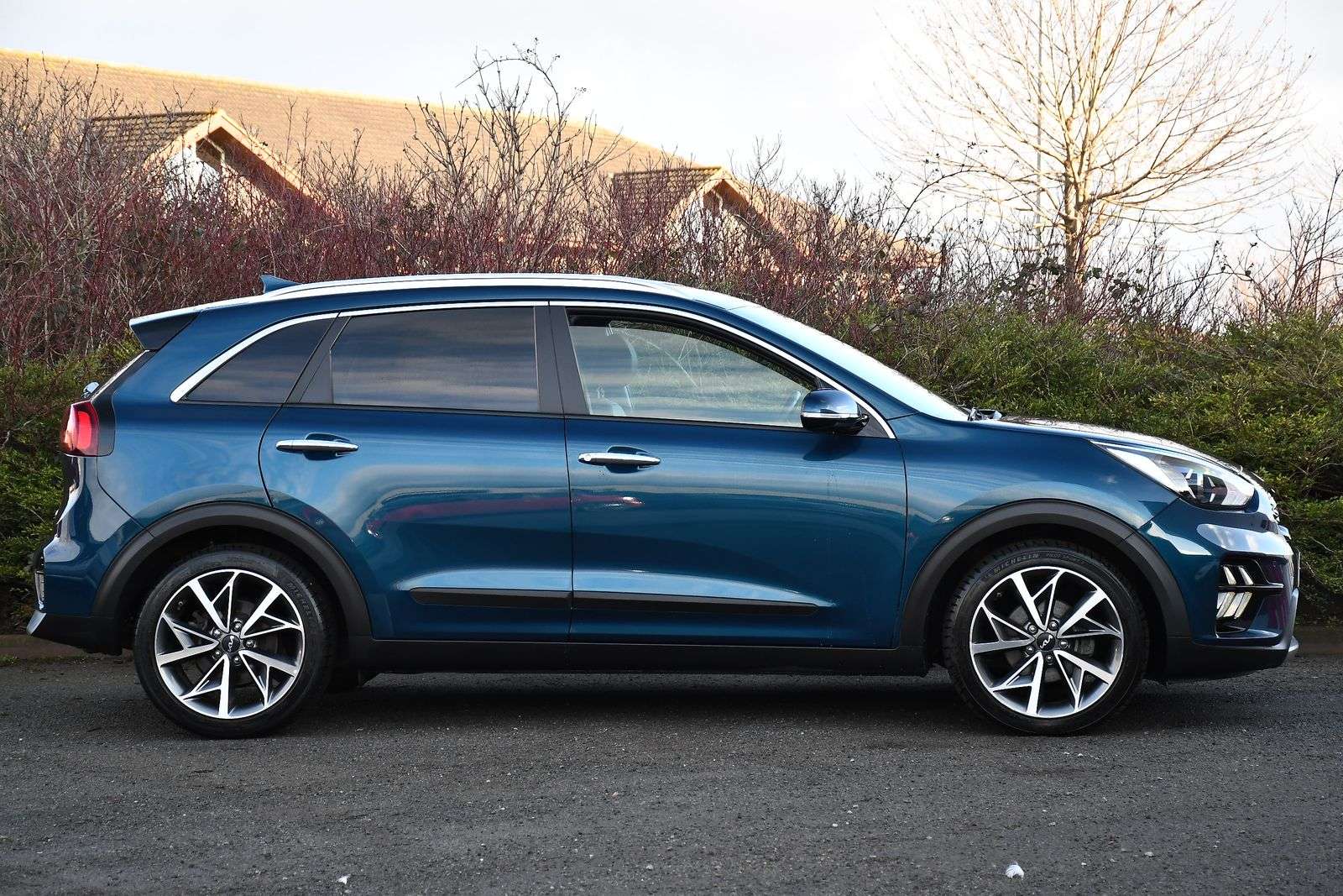 A 2021 KIA NIRO 3 A 2021 KIA NIRO 3