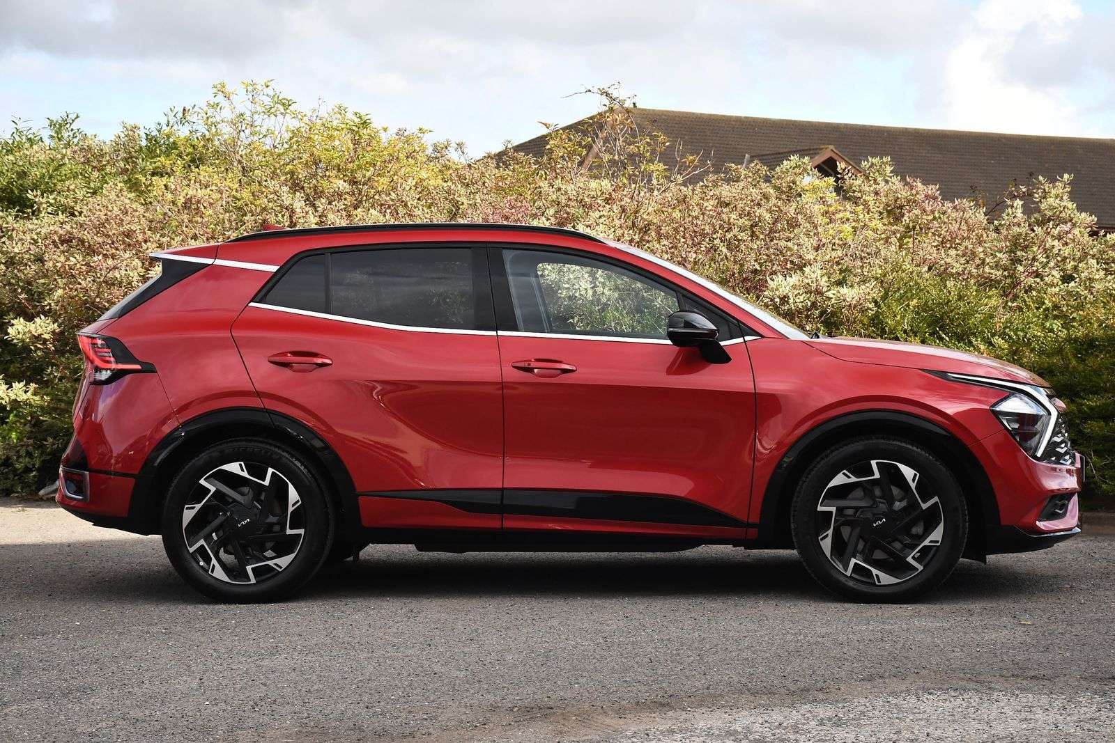 A 2023 KIA SPORTAGE 1.6 T-GDi MHEV GT-Line SUV 5dr Petrol Hybrid DCT Euro 6 (s/s) (148 bhp) A 2023 KIA SPORTAGE 1.6 T-GDi MHEV GT-Line SUV 5dr Petrol Hybrid DCT Euro 6 (s/s) (148 bhp)