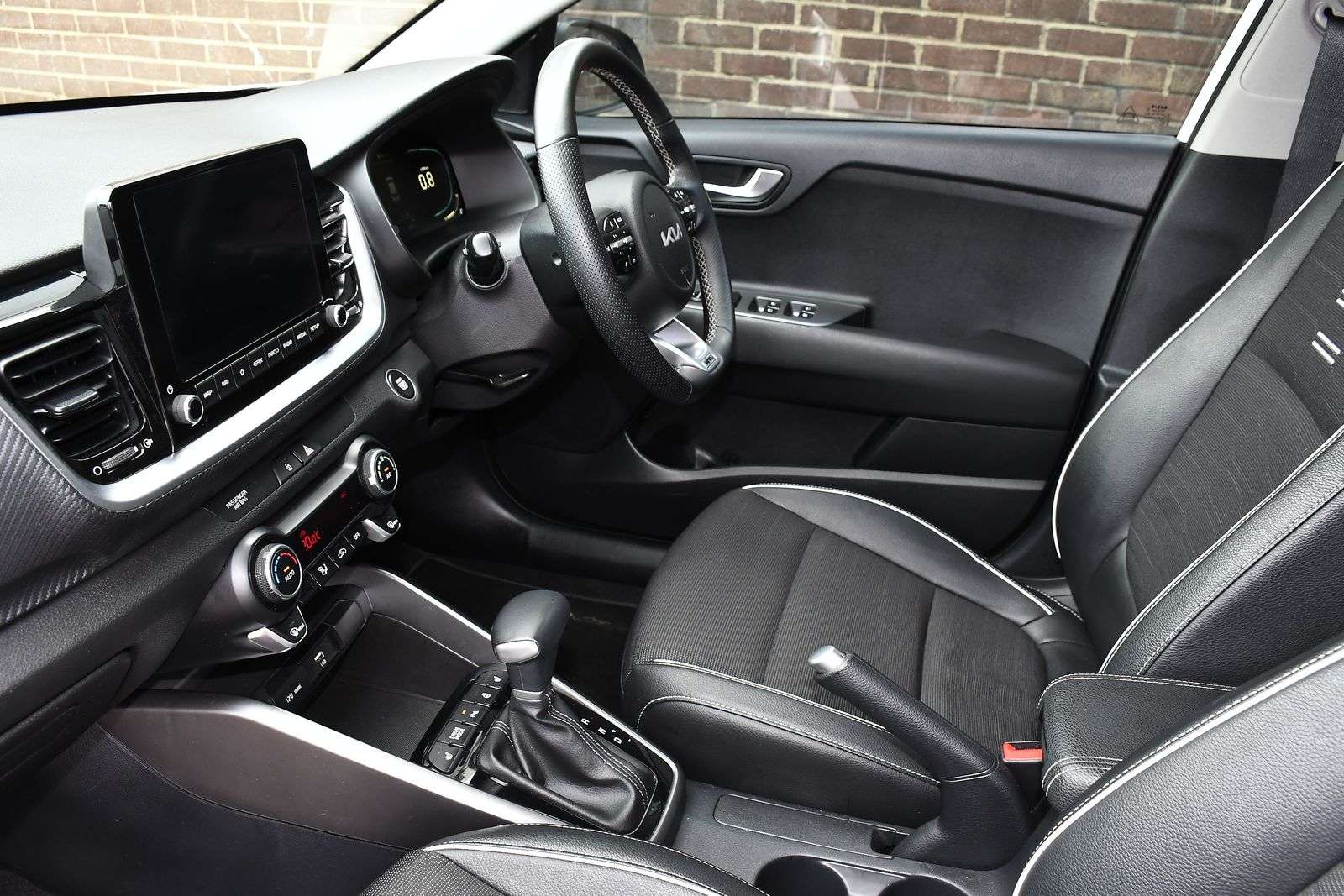 A 2025 KIA STONIC 1.0 T-GDi MHEV GT-Line S SUV 5dr Petrol Hybrid DCT Euro 6 (s/s) (98 bhp) A 2025 KIA STONIC 1.0 T-GDi MHEV GT-Line S SUV 5dr Petrol Hybrid DCT Euro 6 (s/s) (98 bhp)