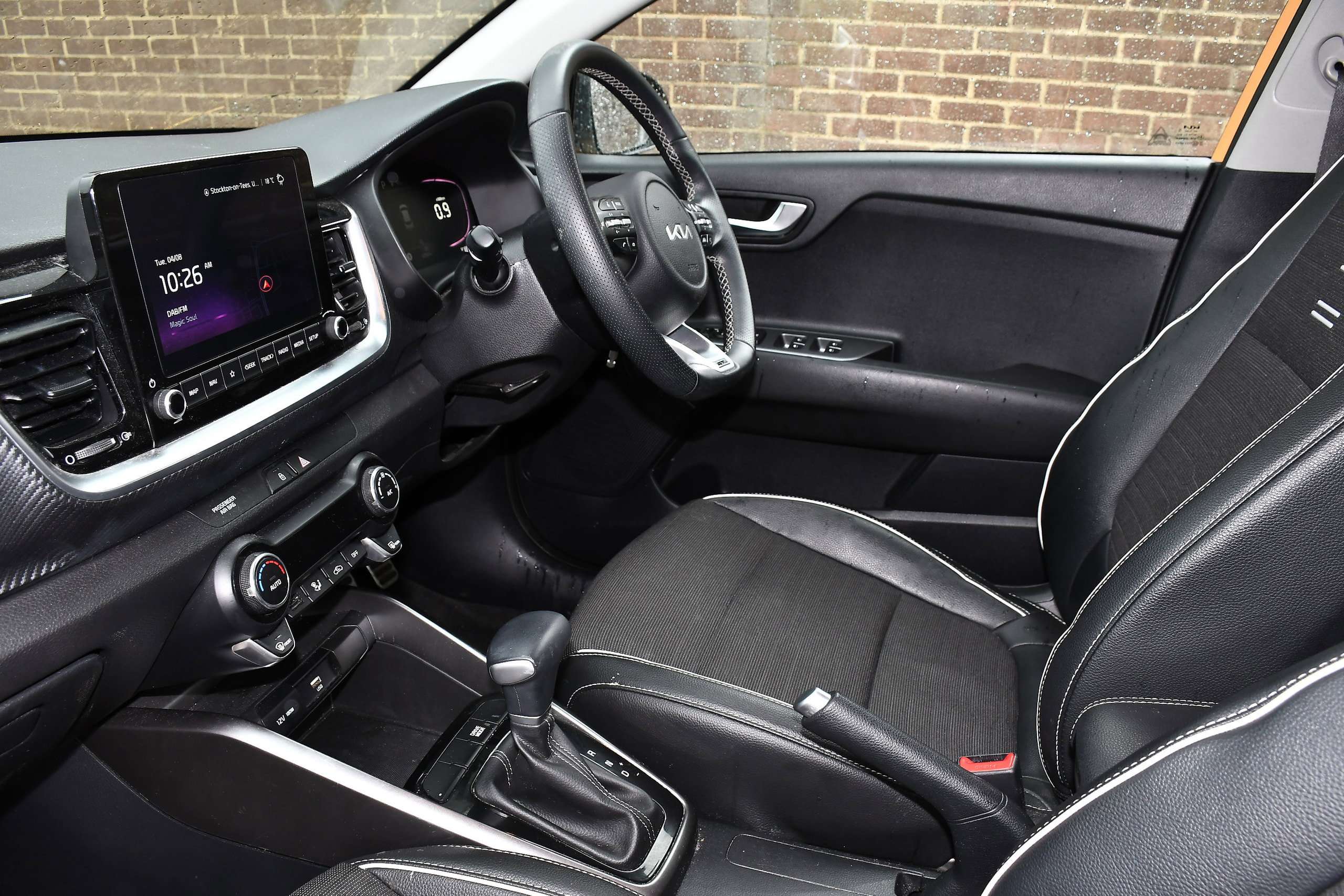 A 2024 KIA STONIC 1.0 T-GDi GT-Line SUV 5dr Petrol DCT Euro 6 (s/s) (98 bhp) A 2024 KIA STONIC 1.0 T-GDi GT-Line SUV 5dr Petrol DCT Euro 6 (s/s) (98 bhp)