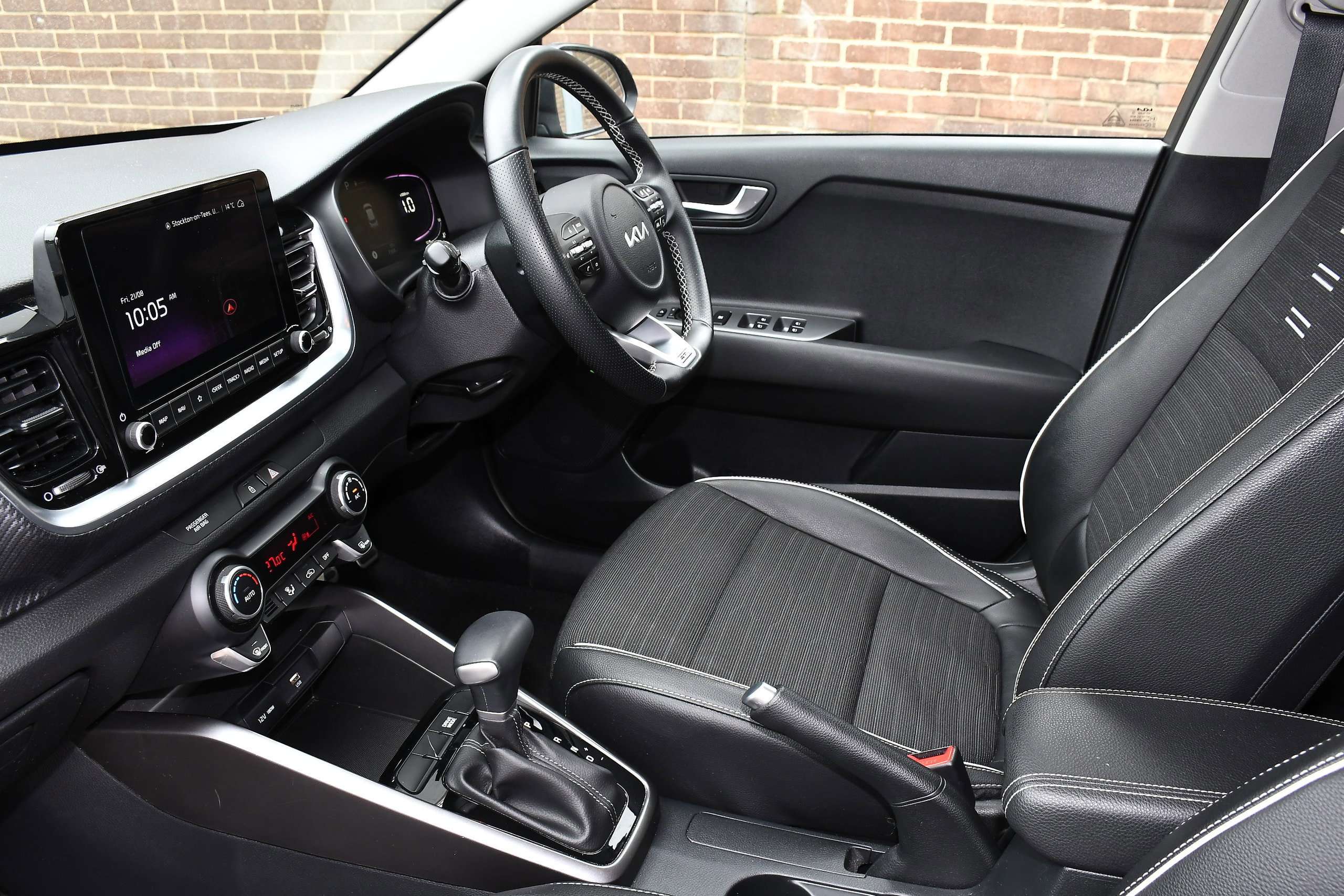 A 2025 KIA STONIC 1.0 T-GDi GT-Line SUV 5dr Petrol DCT Euro 6 (s/s) (98 bhp) A 2025 KIA STONIC 1.0 T-GDi GT-Line SUV 5dr Petrol DCT Euro 6 (s/s) (98 bhp)